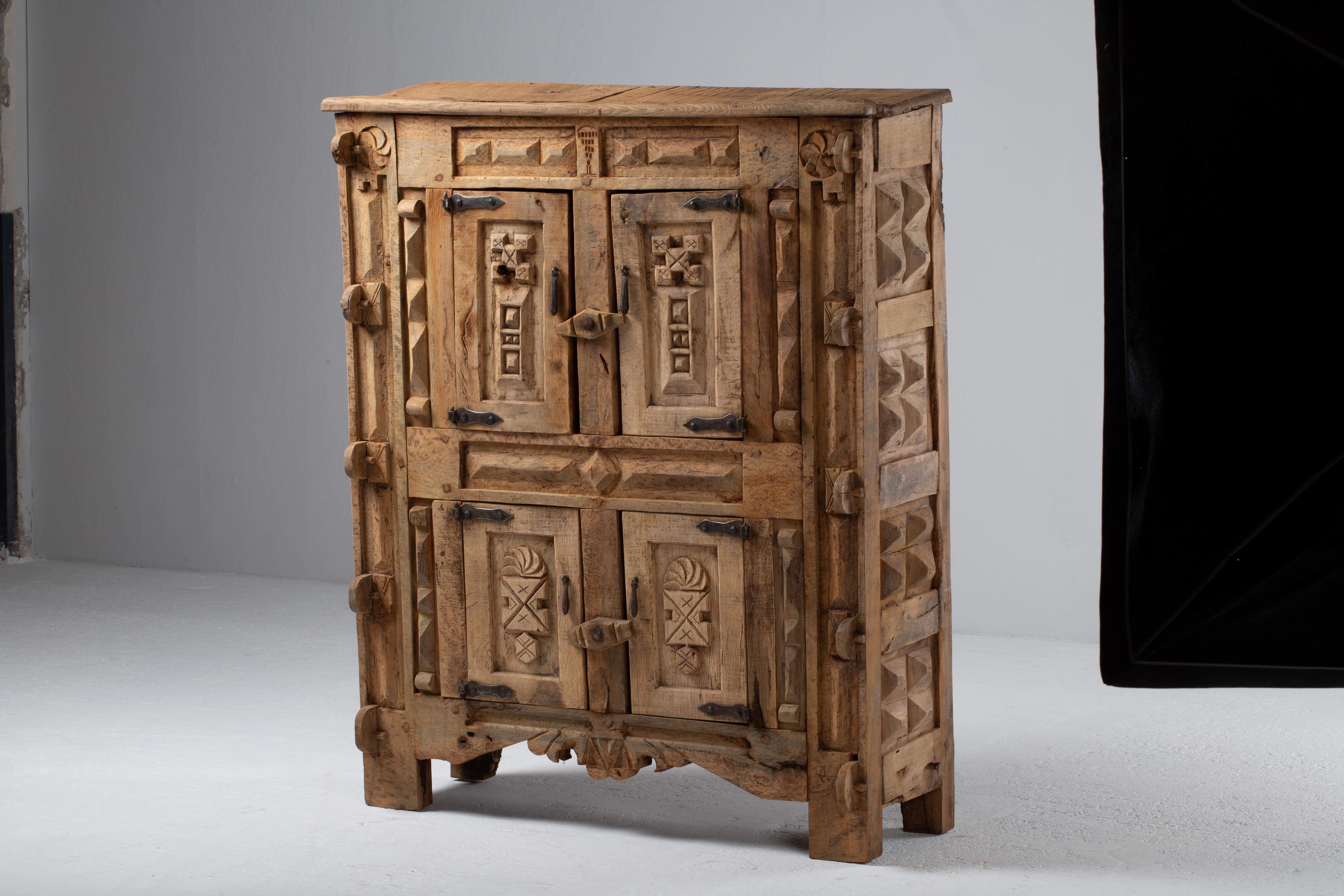 Cabinet espagnol brutaliste en chêne sculpté, fin du 19e siècle, période néo-révolutionnaire en vente 1