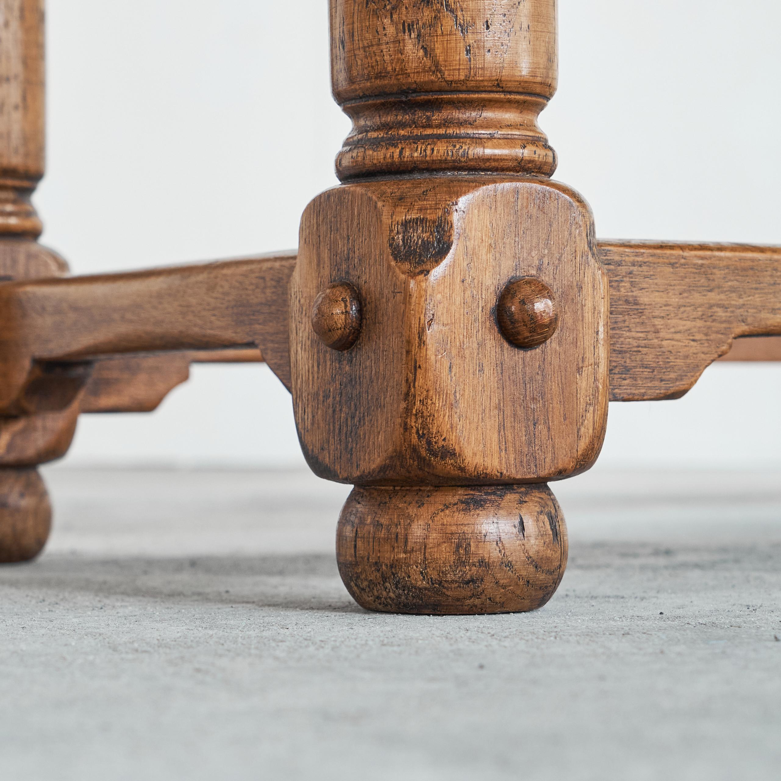 Tavolino da caffè brutalista spagnolo in Oak massiccio, metallo e pelle patinata degli anni '40 in vendita 4