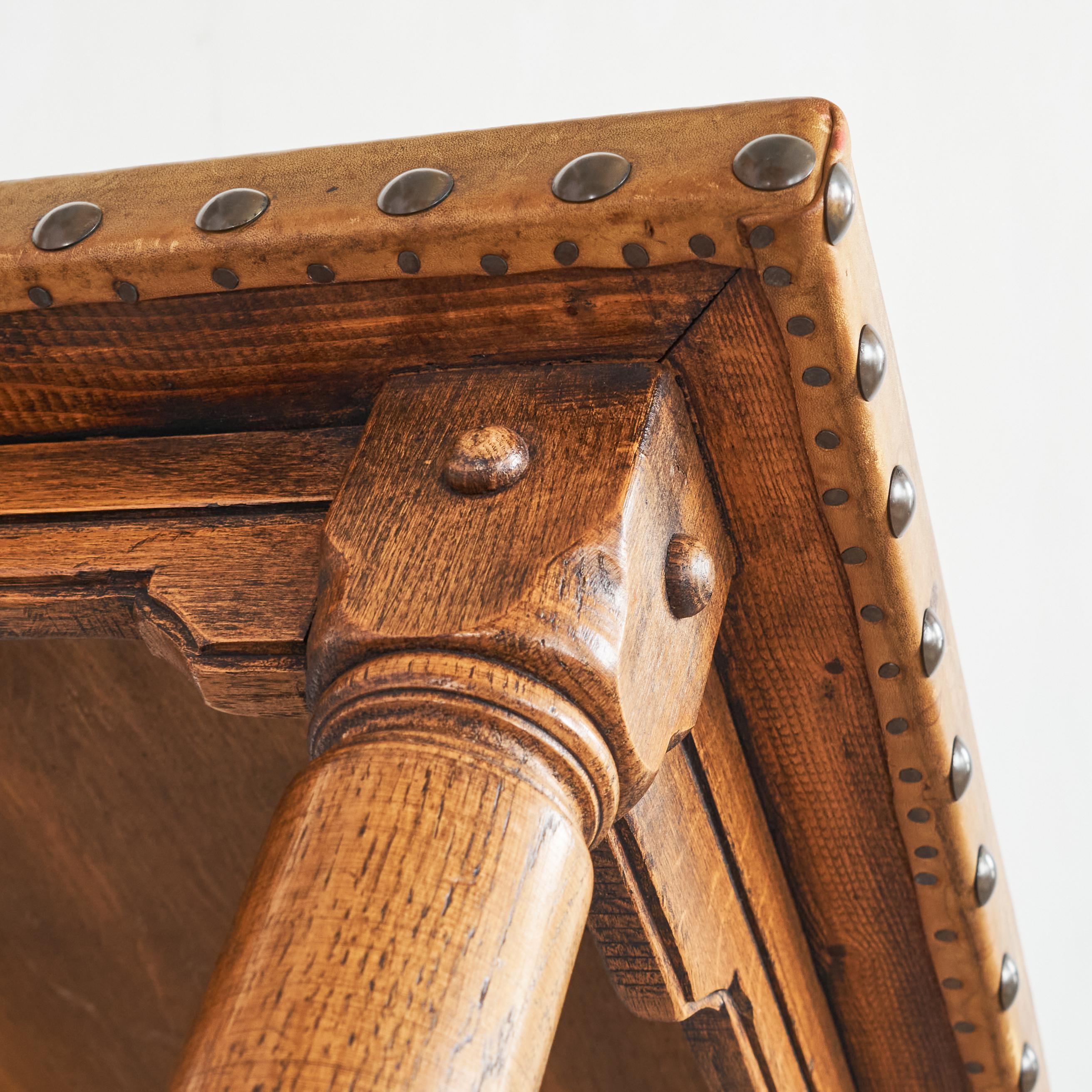 Tavolino da caffè brutalista spagnolo in Oak massiccio, metallo e pelle patinata degli anni '40 in vendita 6