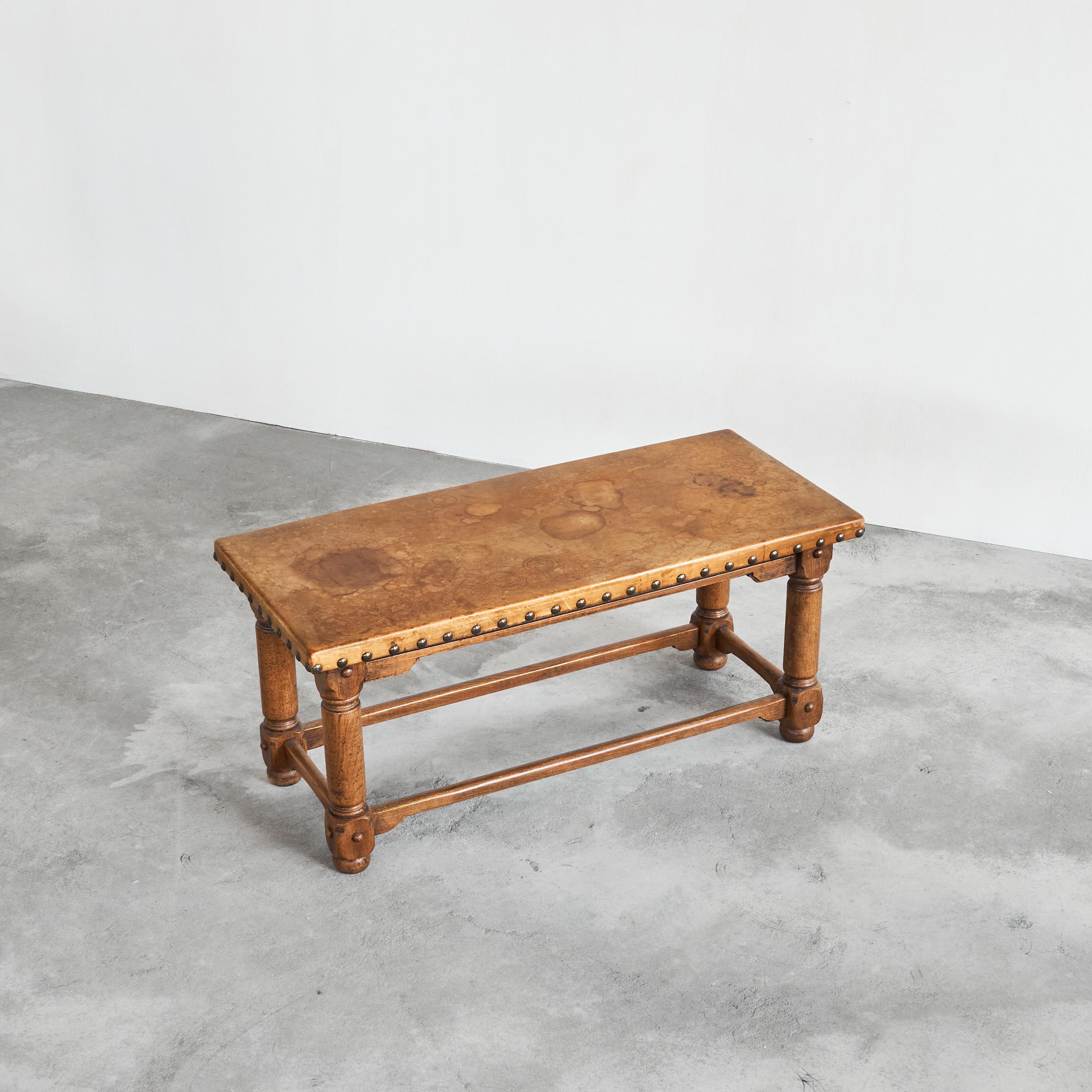 Tavolino da caffè spagnolo brutalista in Oak massiccio, metallo e pelle patinata cognac, anni '40 o '50.

Si tratta di un meraviglioso, raro e intatto tavolino da caffè degli anni '40 o '50 con piano in pelle color cognac, realizzato in rovere