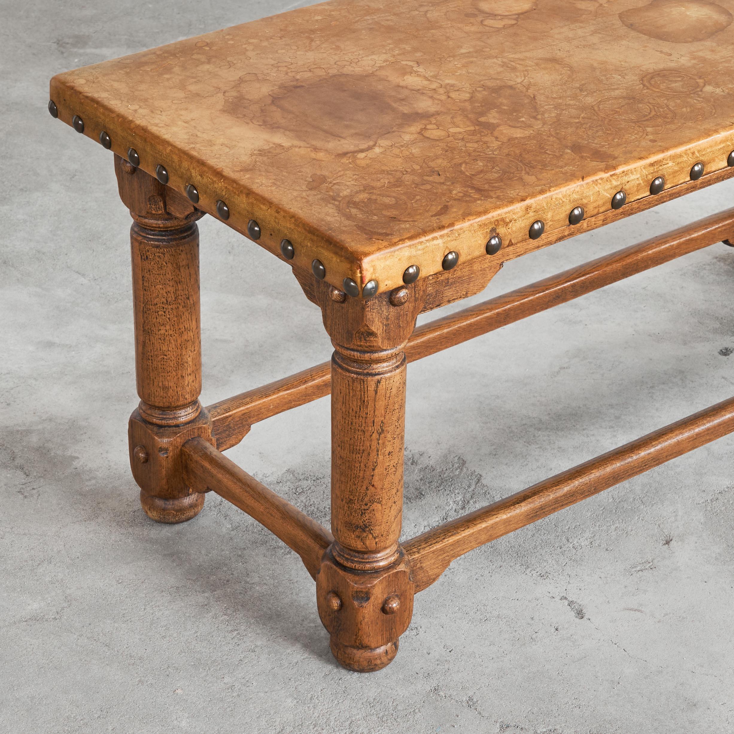 Fatto a mano Tavolino da caffè brutalista spagnolo in Oak massiccio, metallo e pelle patinata degli anni '40 in vendita