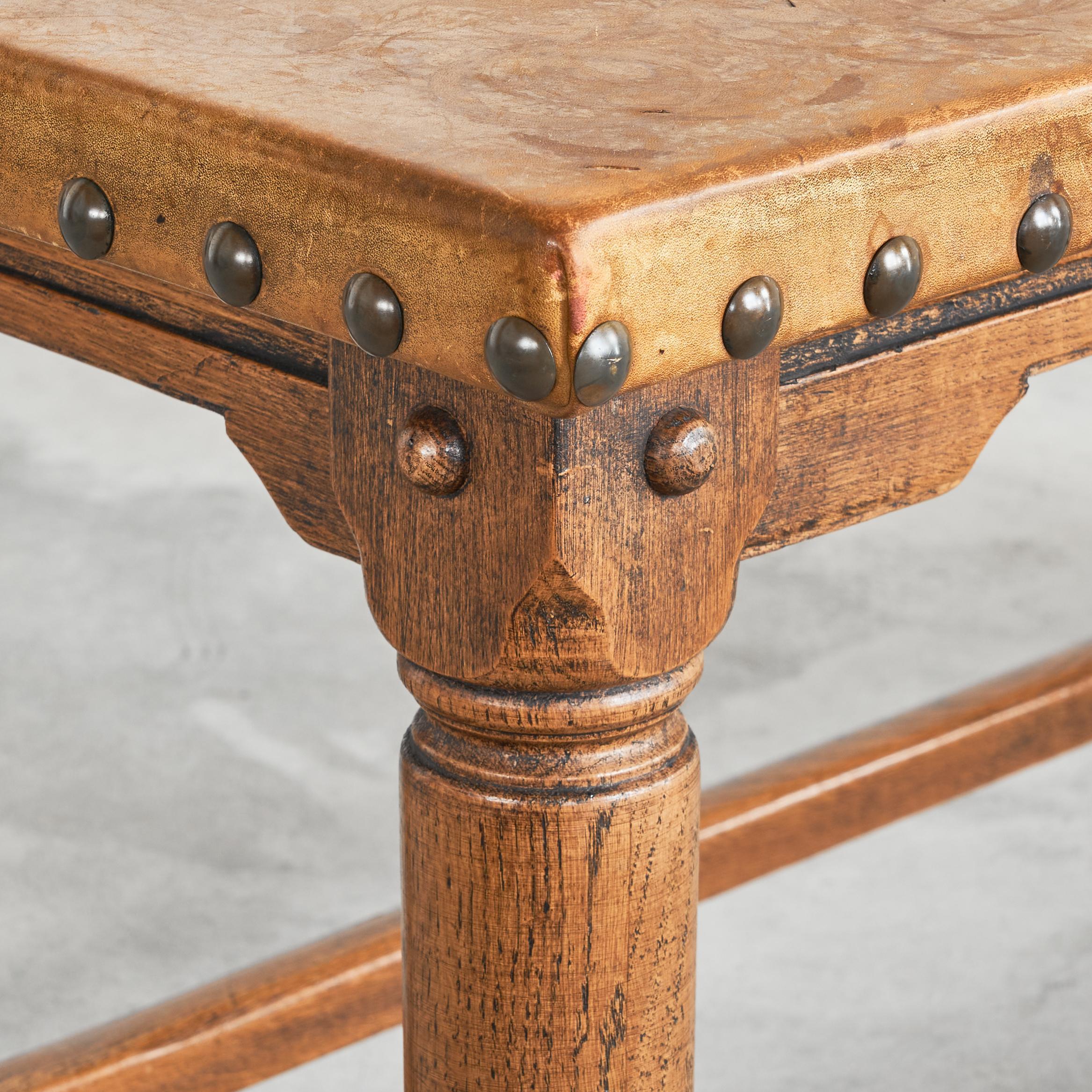 Tavolino da caffè brutalista spagnolo in Oak massiccio, metallo e pelle patinata degli anni '40 In condizioni buone in vendita a Meer, VAN