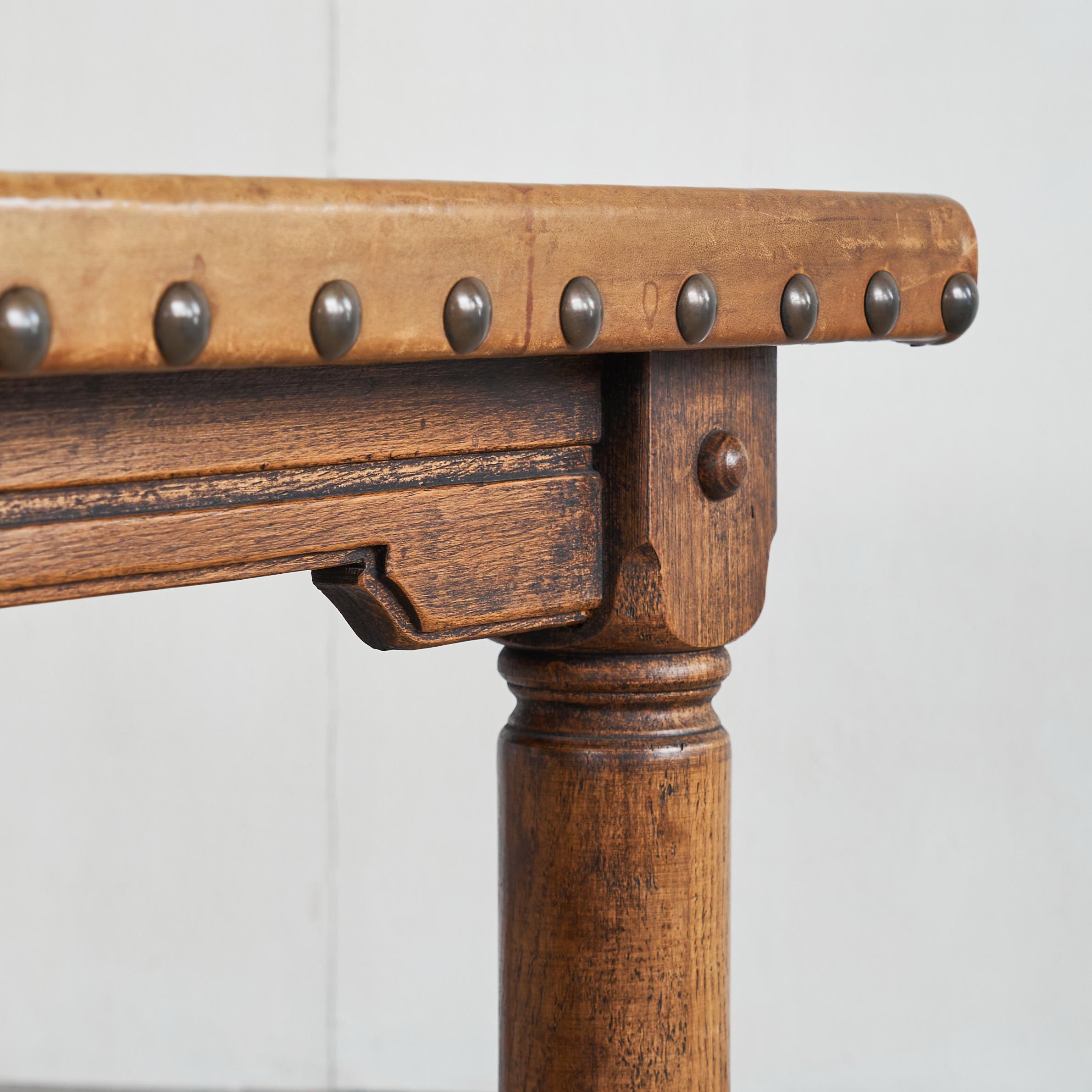 Metallo Tavolino da caffè brutalista spagnolo in Oak massiccio, metallo e pelle patinata degli anni '40 in vendita