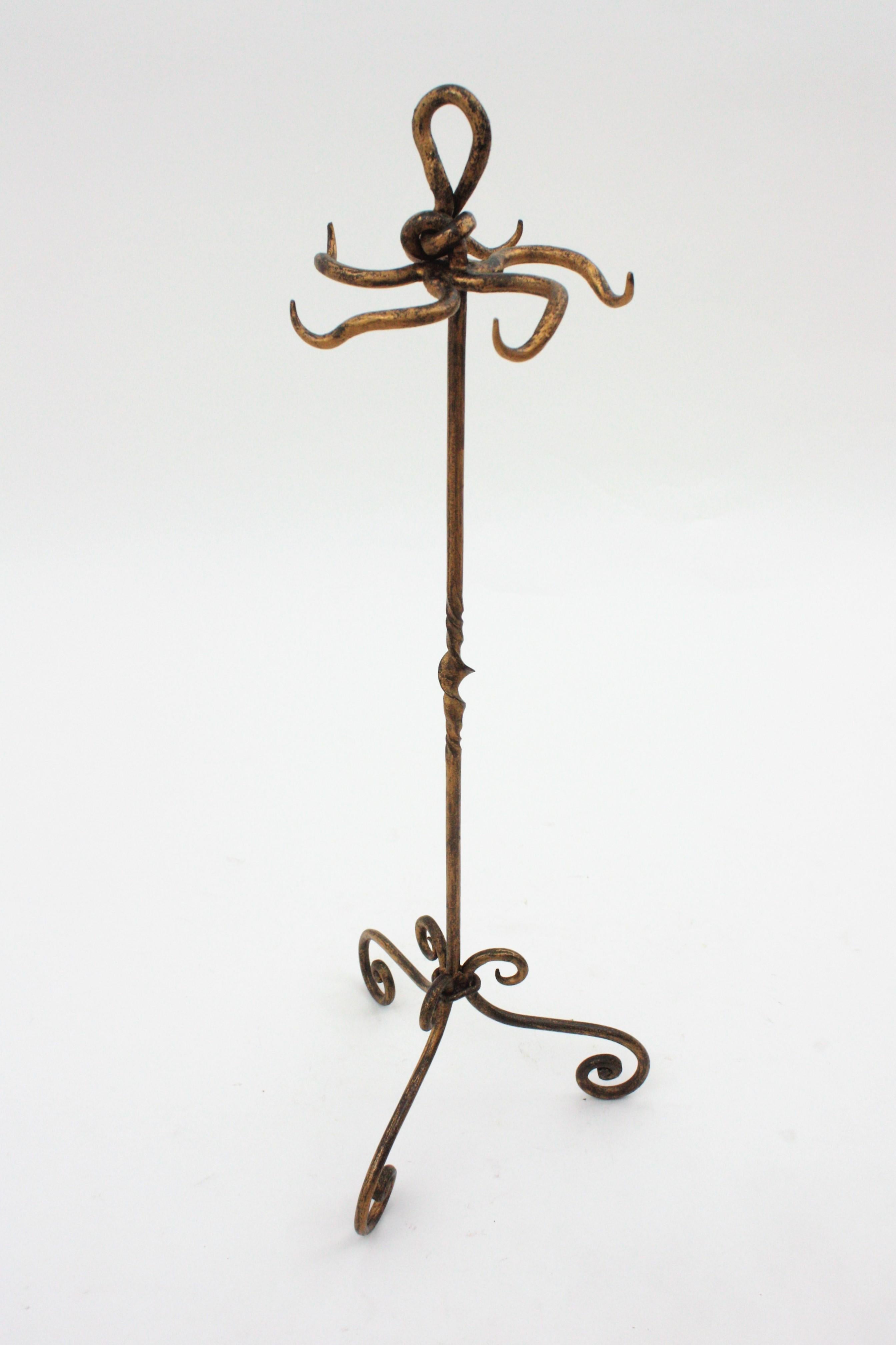 Spanish Brutalist Fireplace Tool Set Stand, Gilt Wrought Iron and Knot Design In Good Condition For Sale In Barcelona, ES