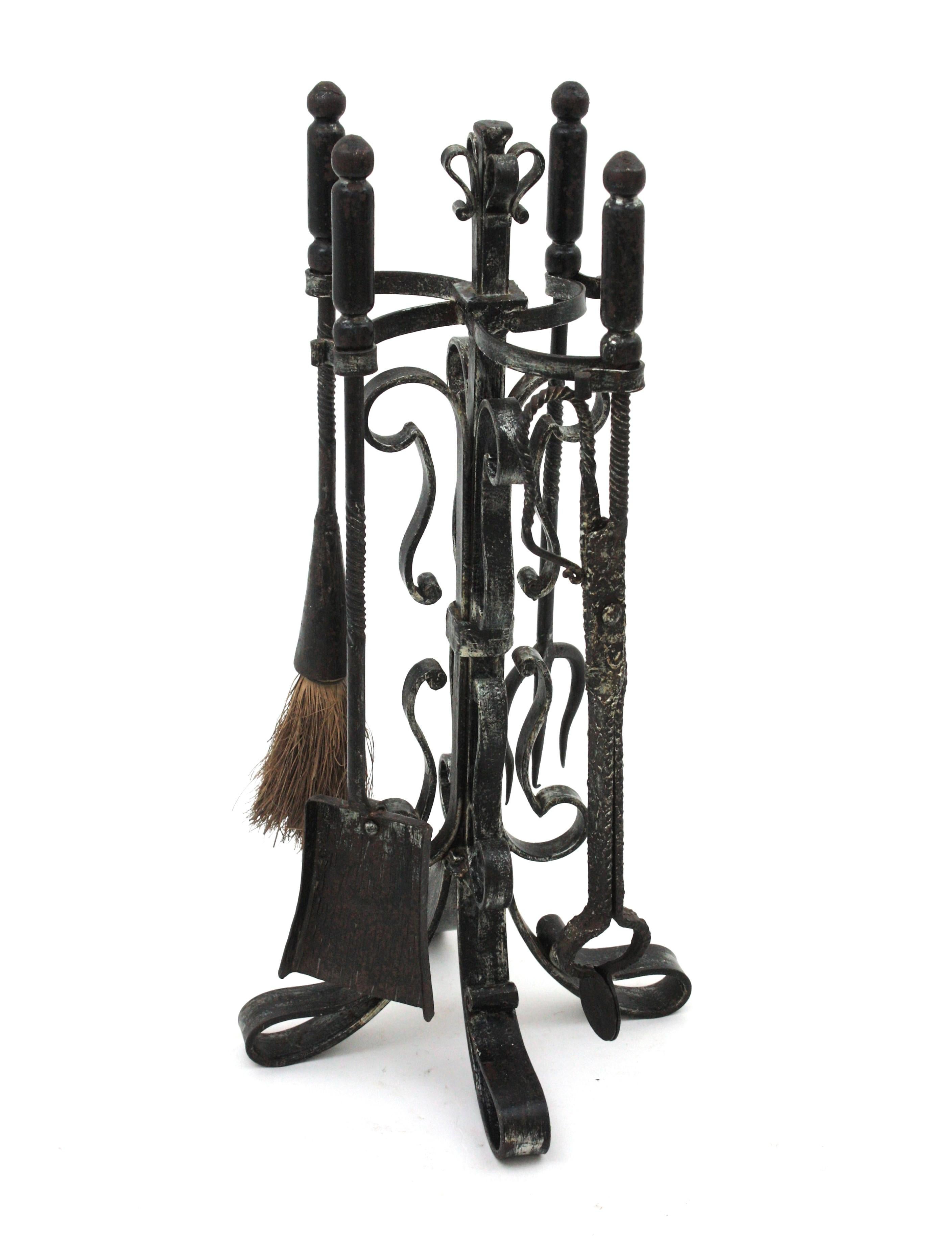 Stand with Fireplace Tools, Hand Forged Iron
Eye-catching fireplace tool set on stand, silver patinated wrought iron. Spain, 1950s-1960s
The set includes four hand forged iron fireplace tools : a shovel, a log poker, broom, and tongs. The rack