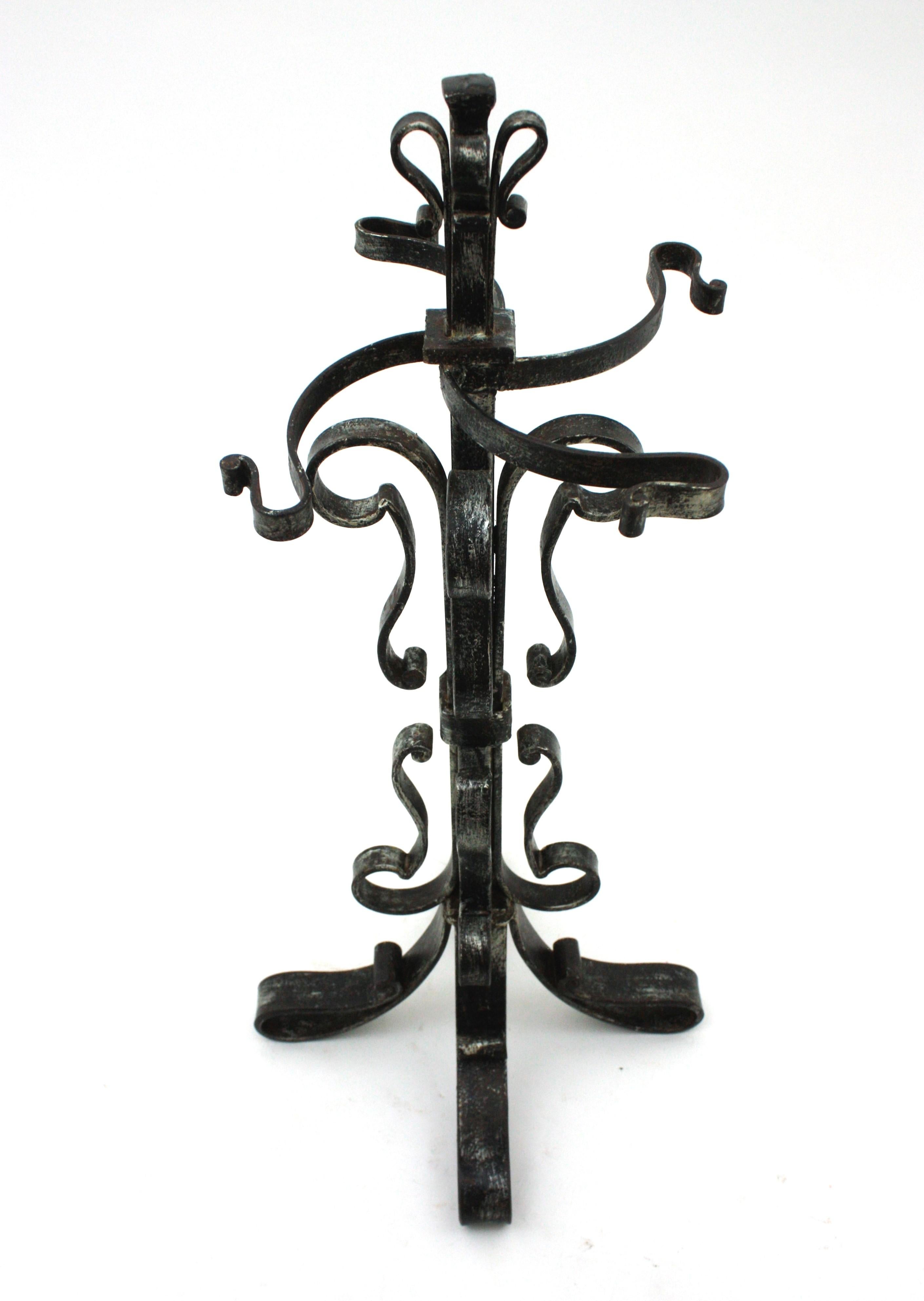 Spanish Brutalist Fireplace Tool Set Stand in Wrought Iron and Scroll Loop Motif In Good Condition For Sale In Barcelona, ES