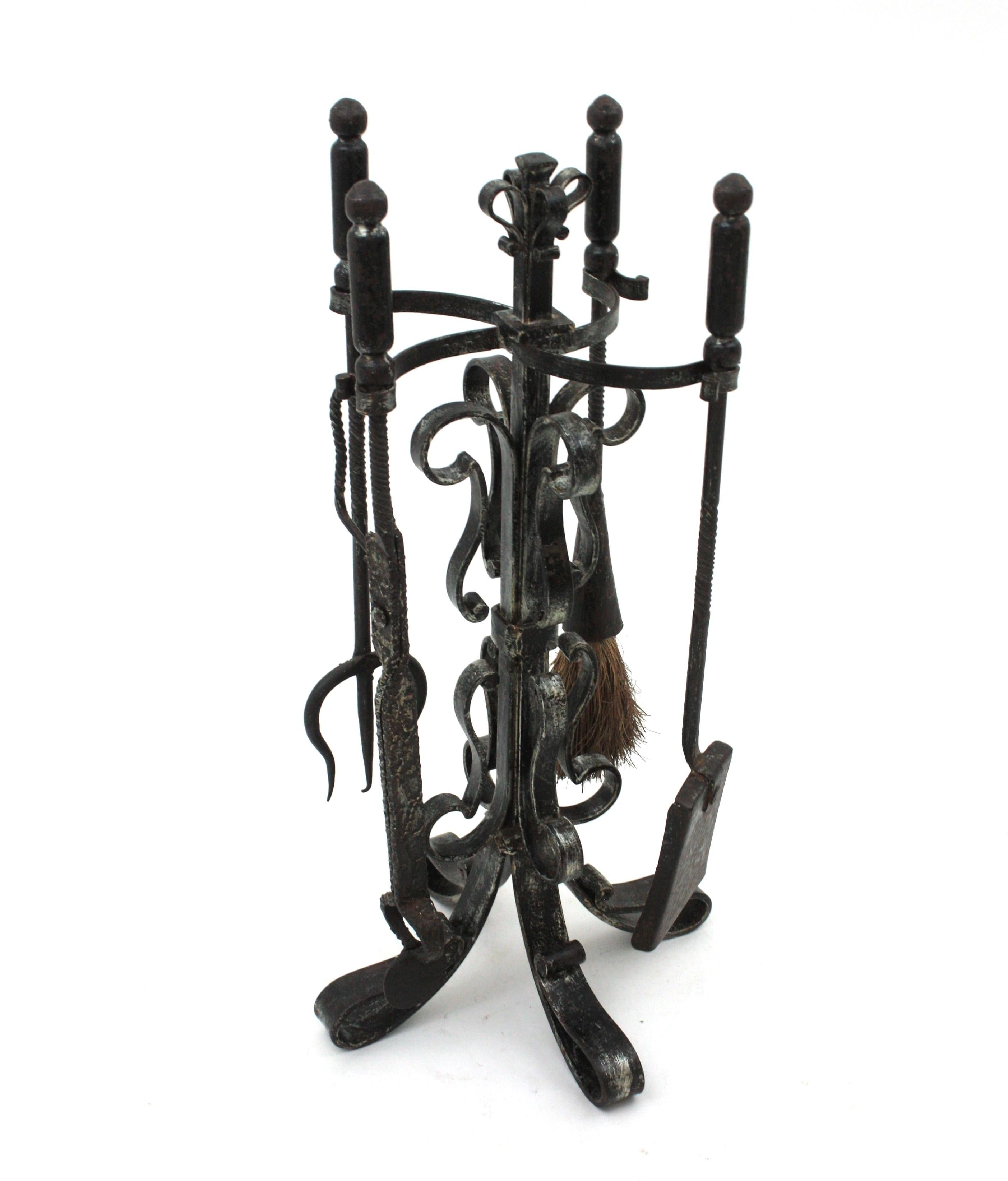 Spanish Brutalist Fireplace Tool Set Stand in Wrought Iron and Scroll Loop Motif For Sale 3