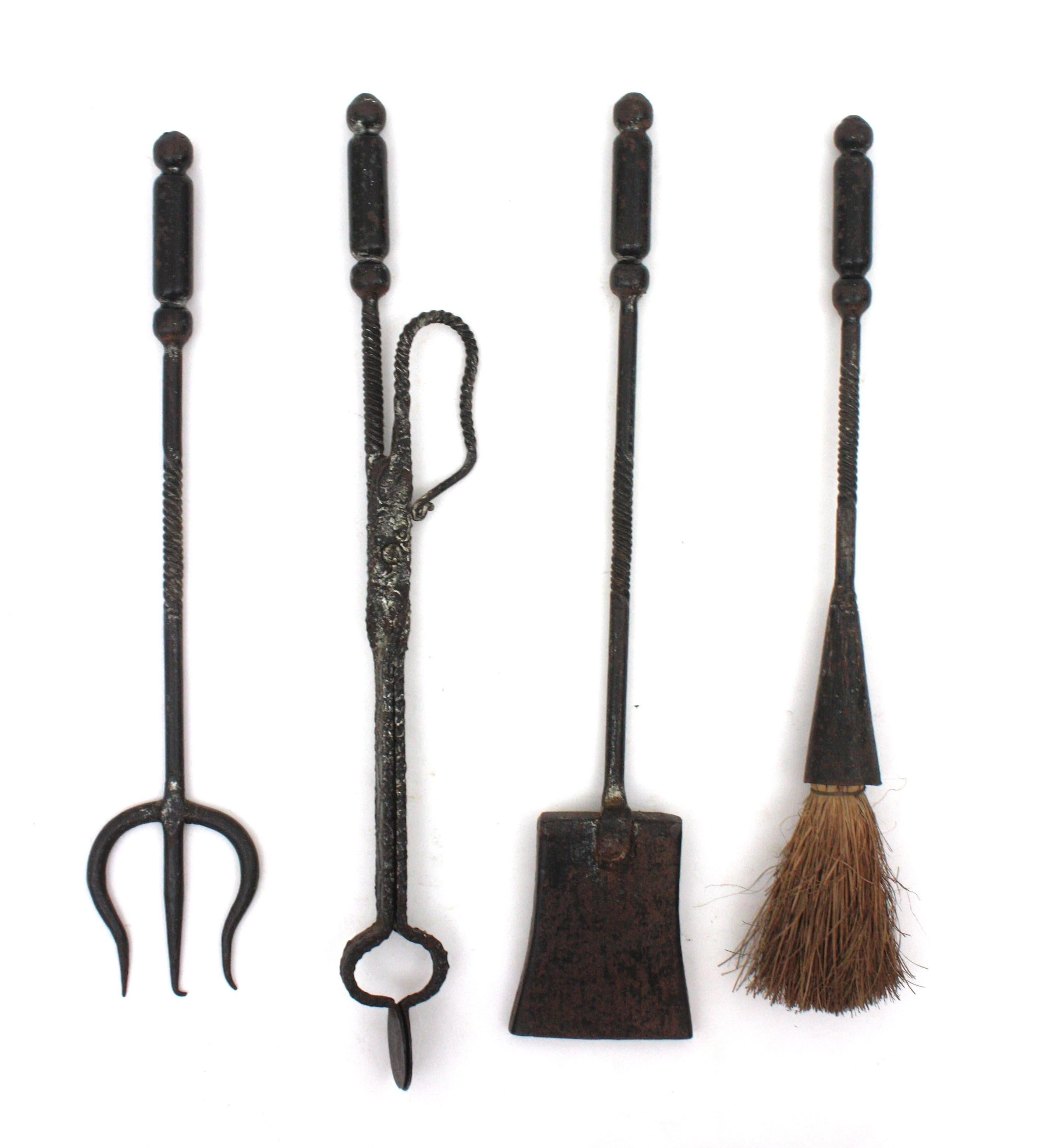 Spanish Brutalist Fireplace Tool Set Stand in Wrought Iron, Scroll Loop Motif For Sale 7
