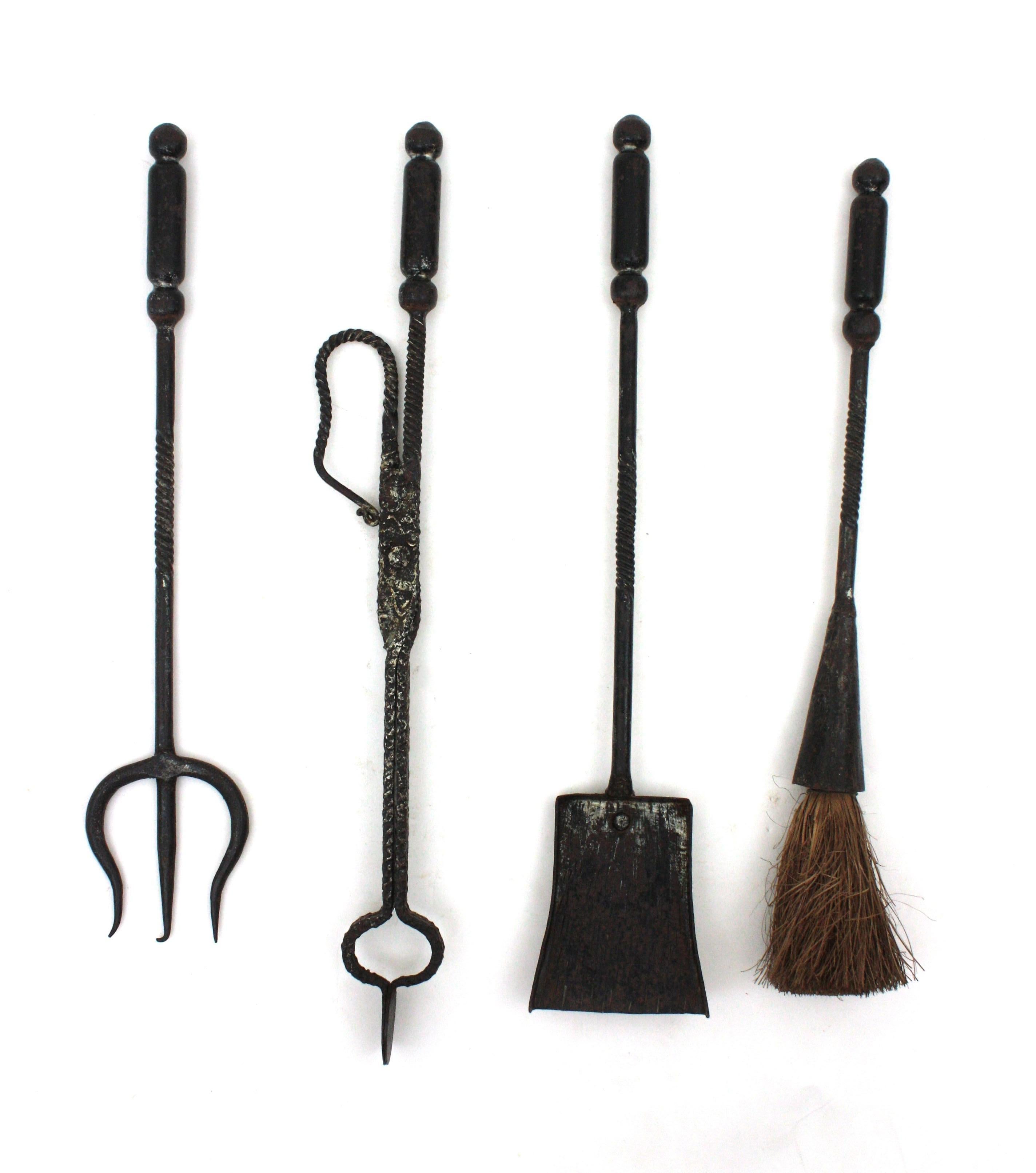 Spanish Brutalist Fireplace Tool Set Stand in Wrought Iron, Scroll Loop Motif For Sale 9