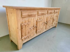 Buffet à quatre portes de style brutaliste espagnol, en pin massif et fer forgé, années 1970