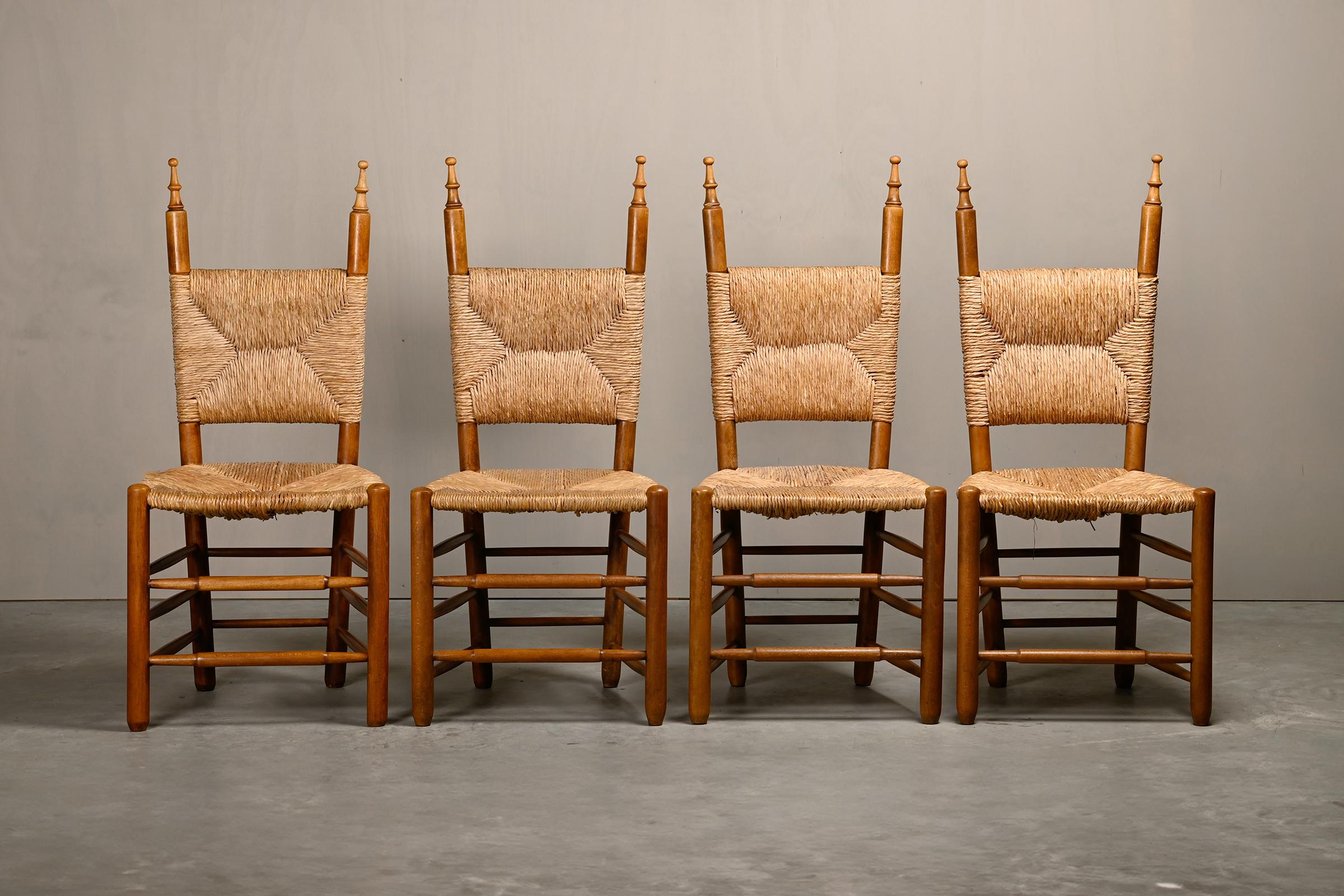 Sedie da pranzo spagnole brutaliste e rustiche di un produttore sconosciuto. Queste sedie spagnole si distinguono per lo schienale alto con pomelli in legno tornito dall'aspetto barocco. Struttura in Oak con sedili e schienali in giunco. Il motivo