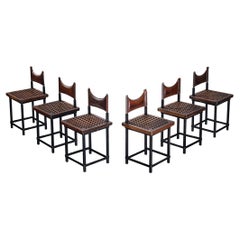 Ensemble brutaliste espagnol de six chaises de salle à manger en fer et cuir 