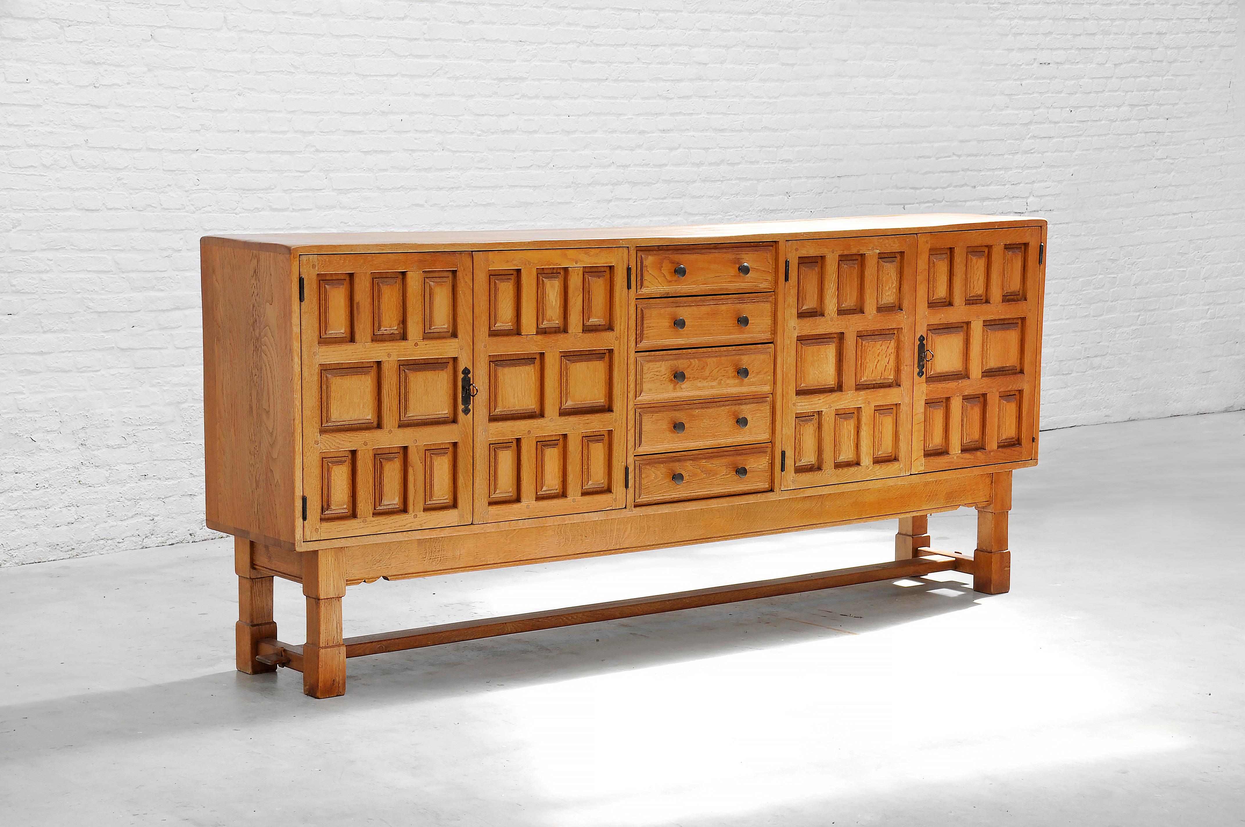 Spanish Brutalist Sideboard in Solid Oak, circa 1940 In Good Condition For Sale In Antwerp, Antwerp