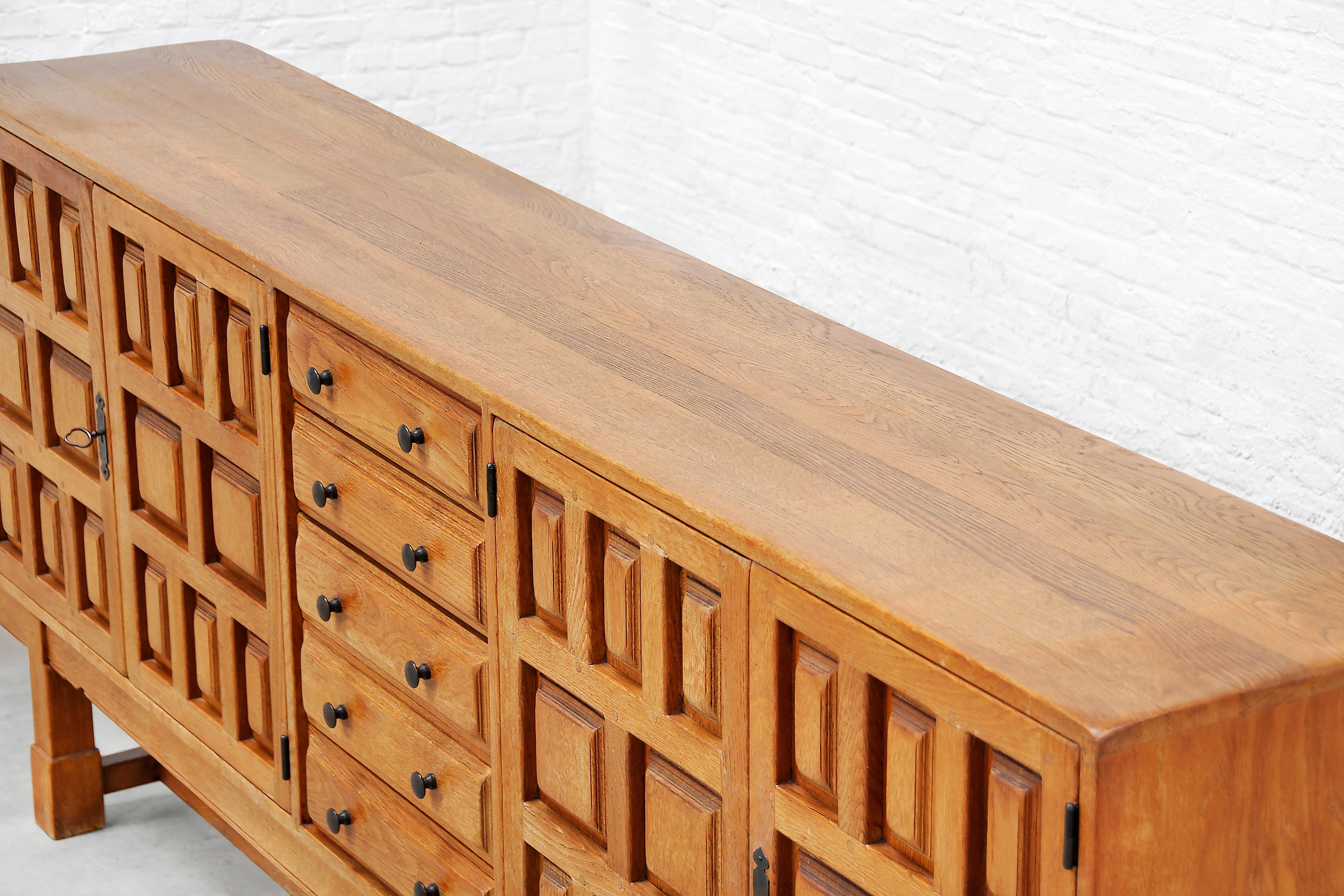 Spanish Brutalist Sideboard in Solid Oak, circa 1940 For Sale 3