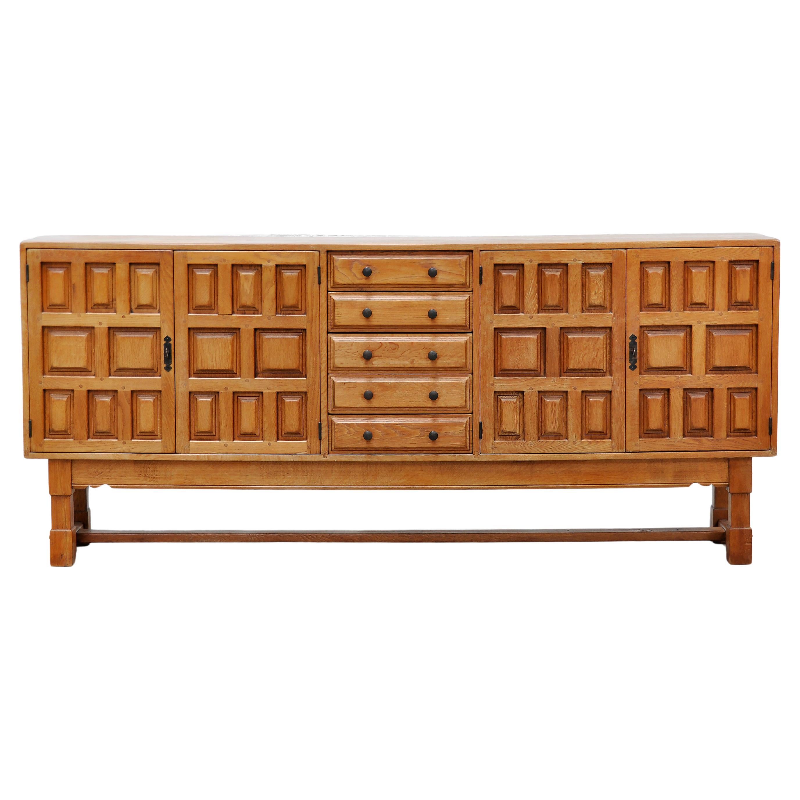 Buffet espagnol brutaliste en Oak massif, vers 1940