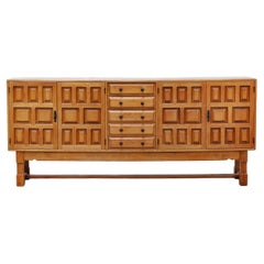 Buffet espagnol brutaliste en Oak massif, vers 1940