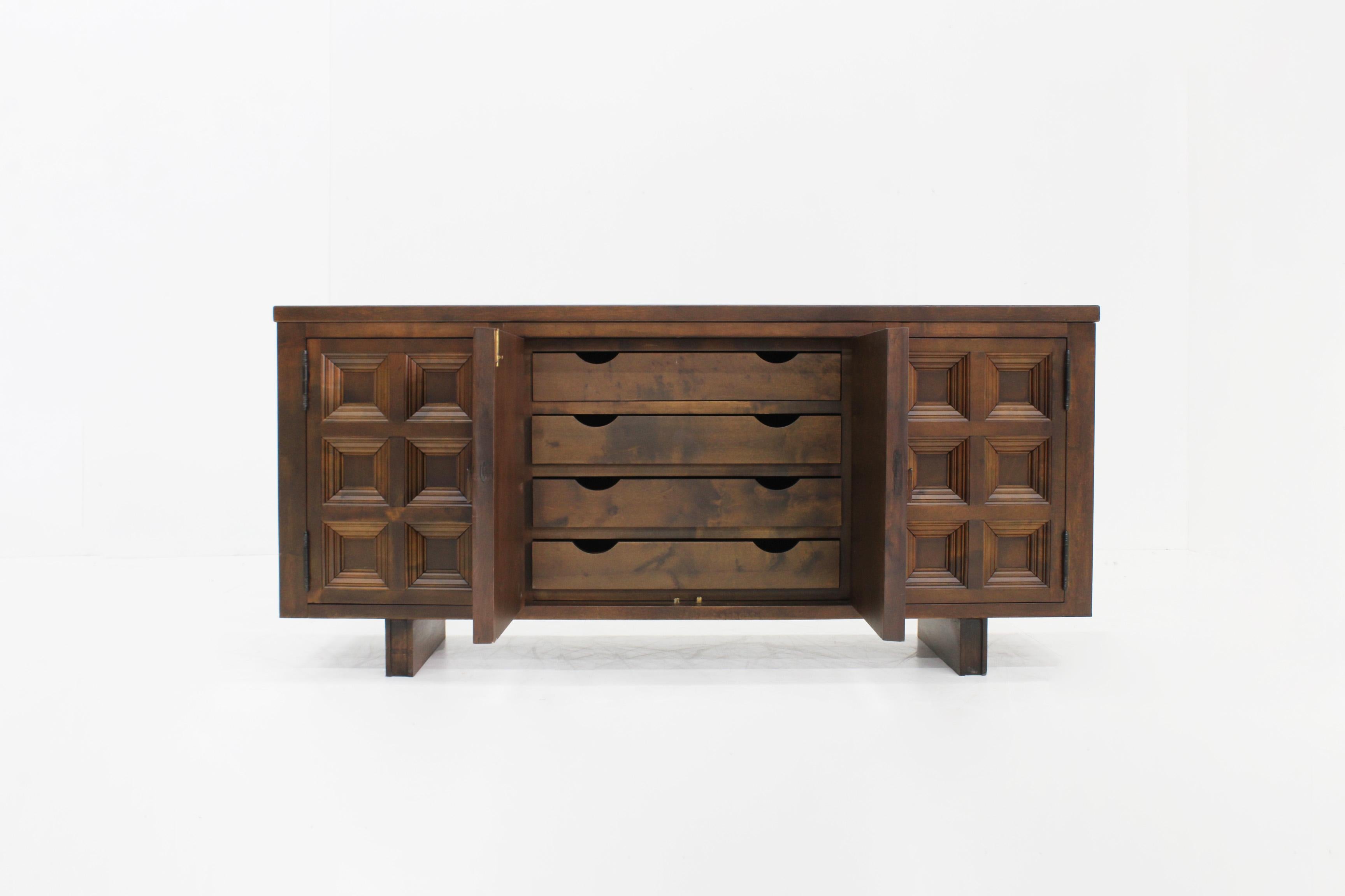 Spanish Brutalist Sideboard in Solid Walnut In Good Condition In OSS, NB