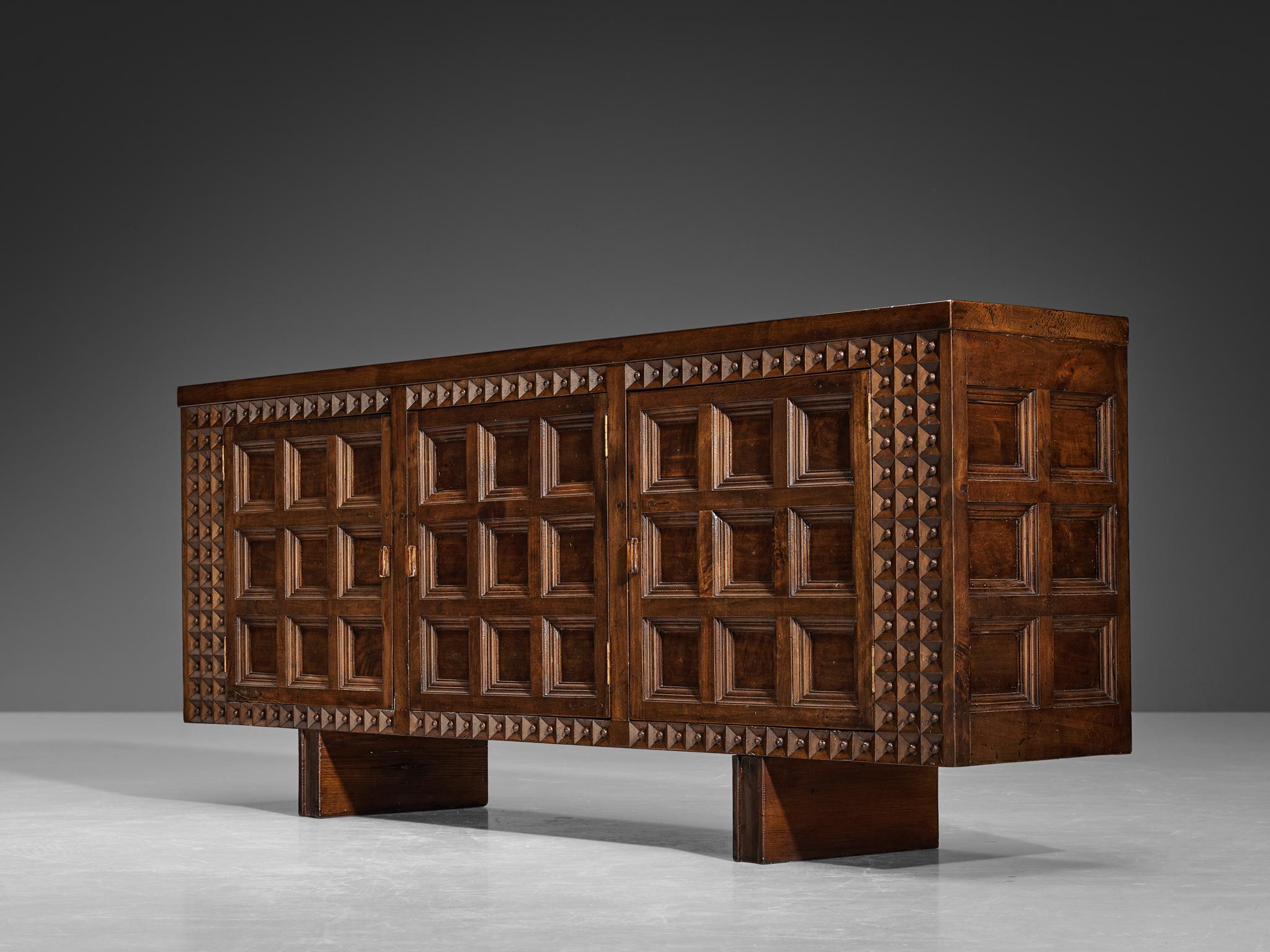 Spanish Brutalist Sideboard with Sophisticated Carvings in Maple  In Good Condition For Sale In Waalwijk, NL