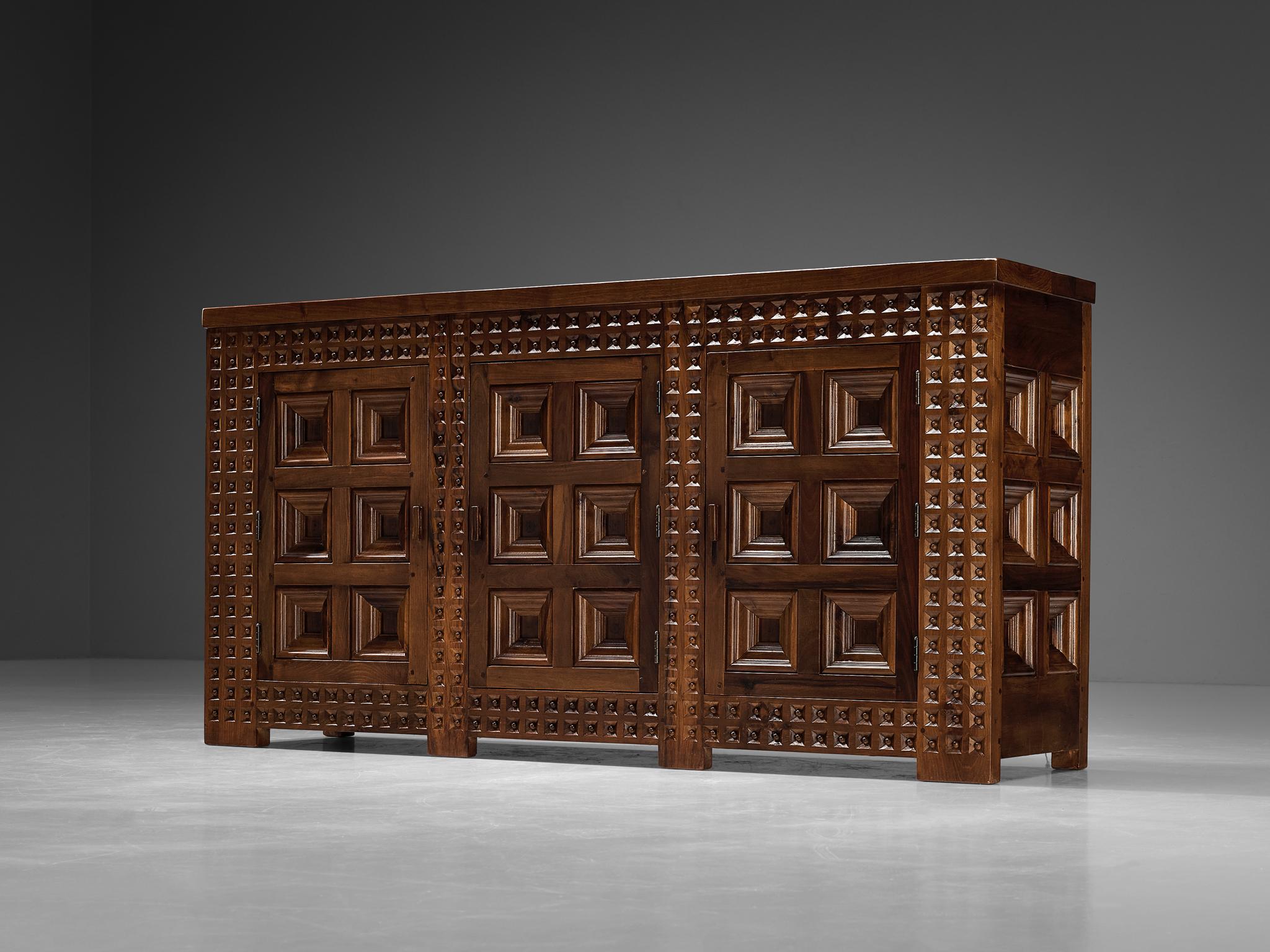 Buffet espagnol brutaliste avec sculptures sophistiquées en noyer Bon état - En vente à Waalwijk, NL