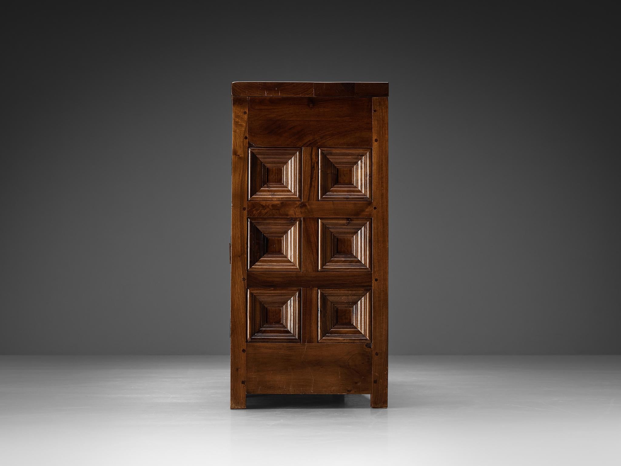 Milieu du XXe siècle Buffet espagnol brutaliste avec sculptures sophistiquées en noyer en vente