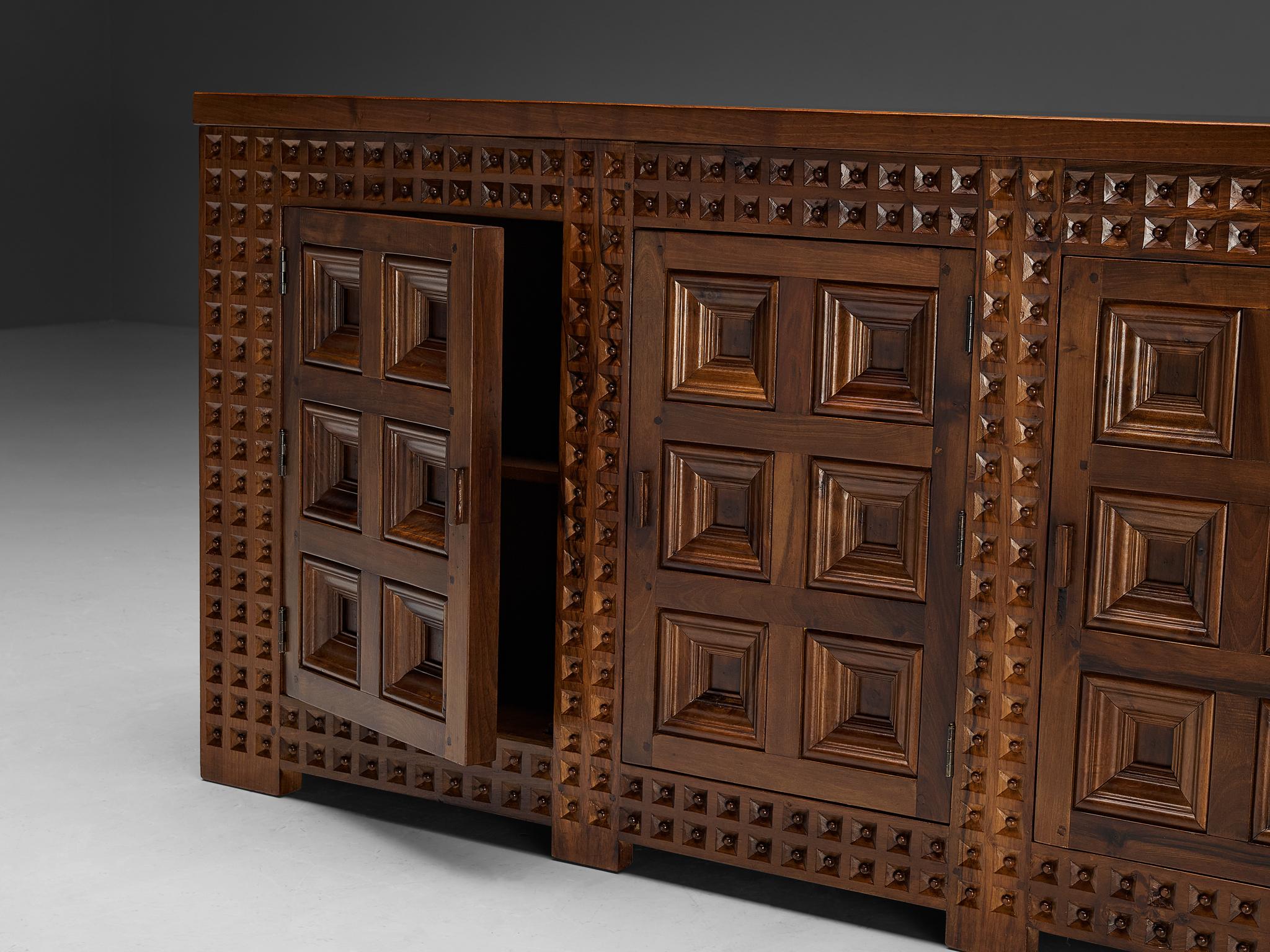 Chêne Buffet espagnol brutaliste avec sculptures sophistiquées en noyer en vente