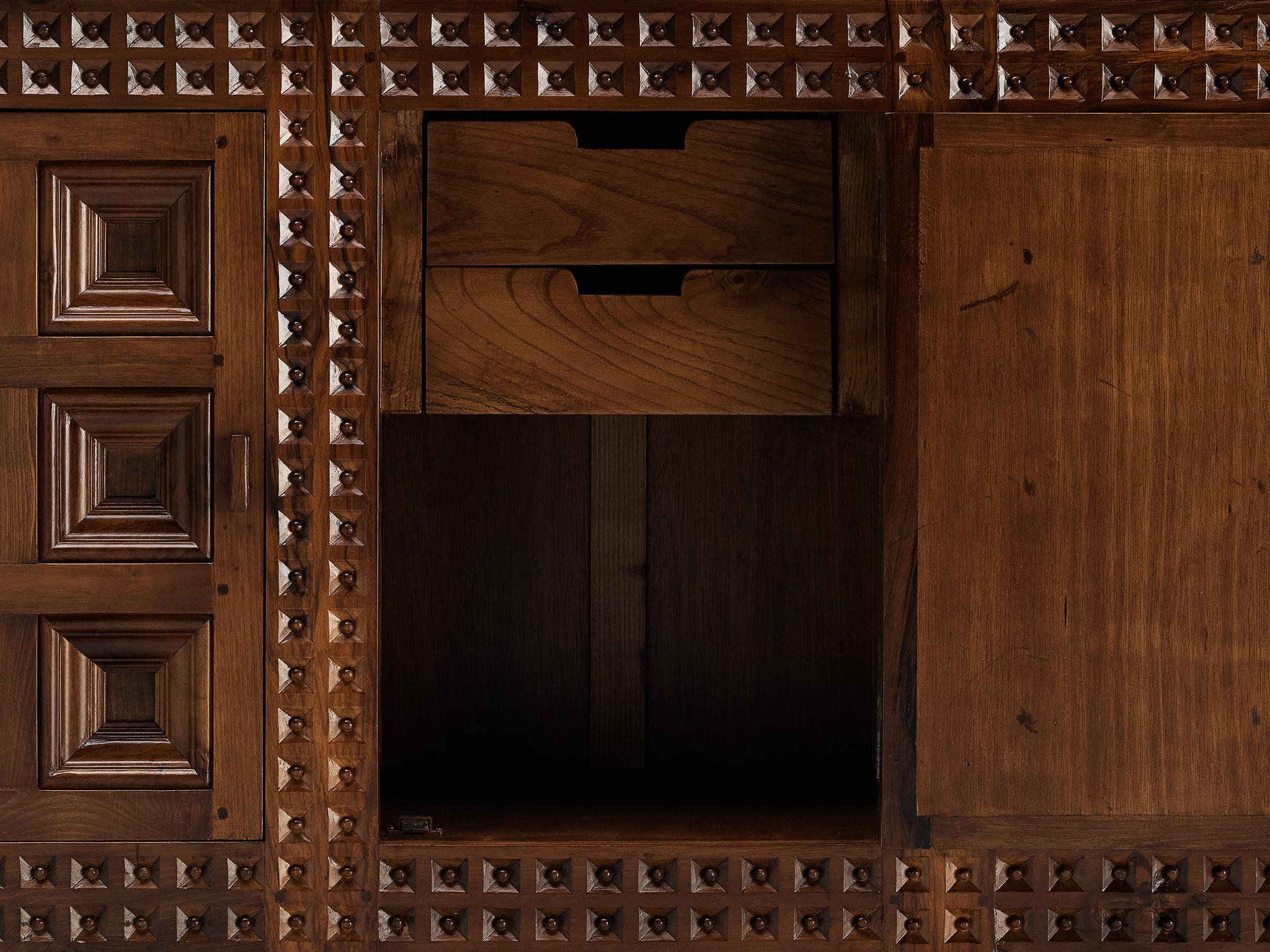Buffet espagnol brutaliste avec sculptures sophistiquées en noyer en vente 1