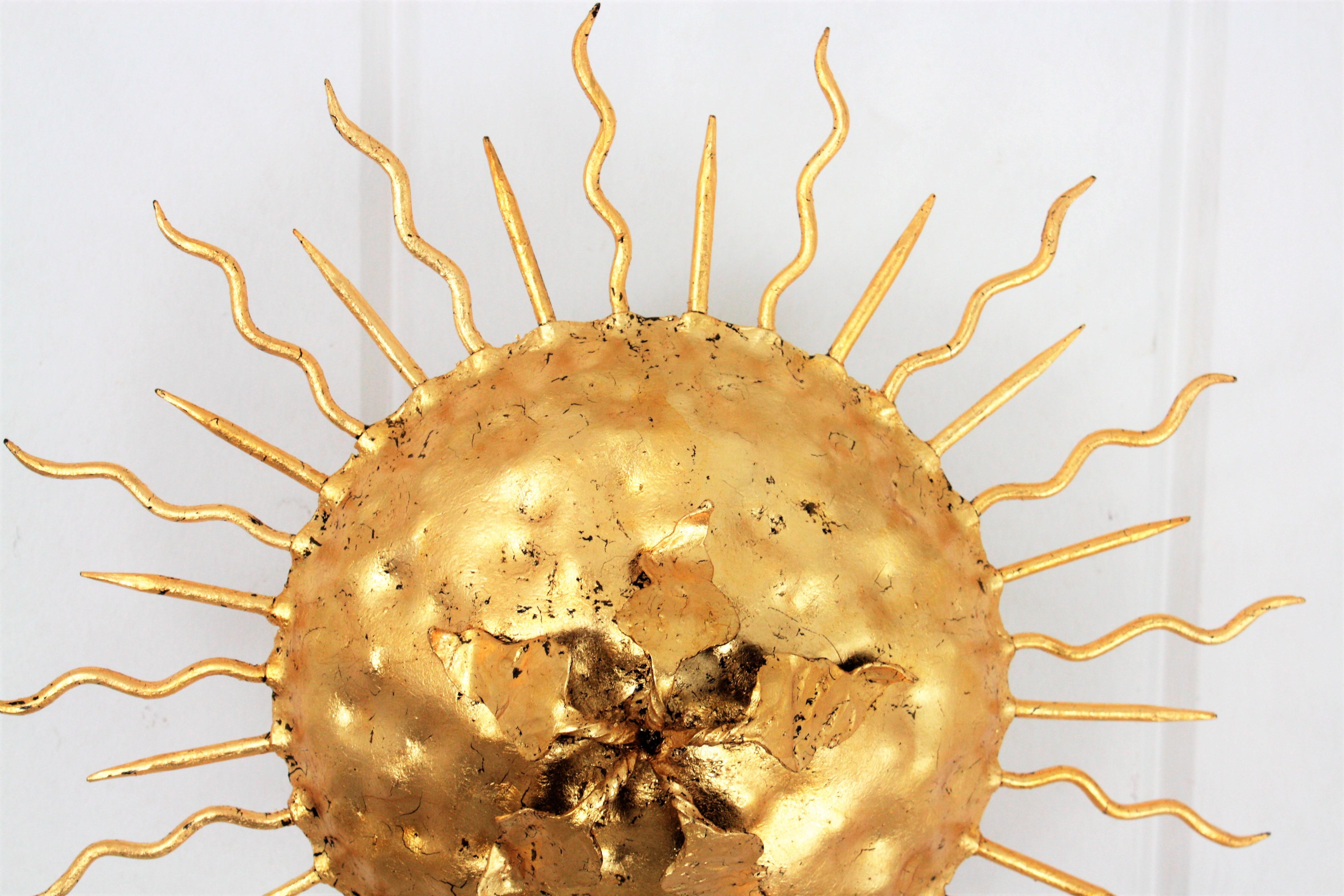Espagnol Luminaire brutaliste Sunburst en fer doré avec motif de fleur en vente