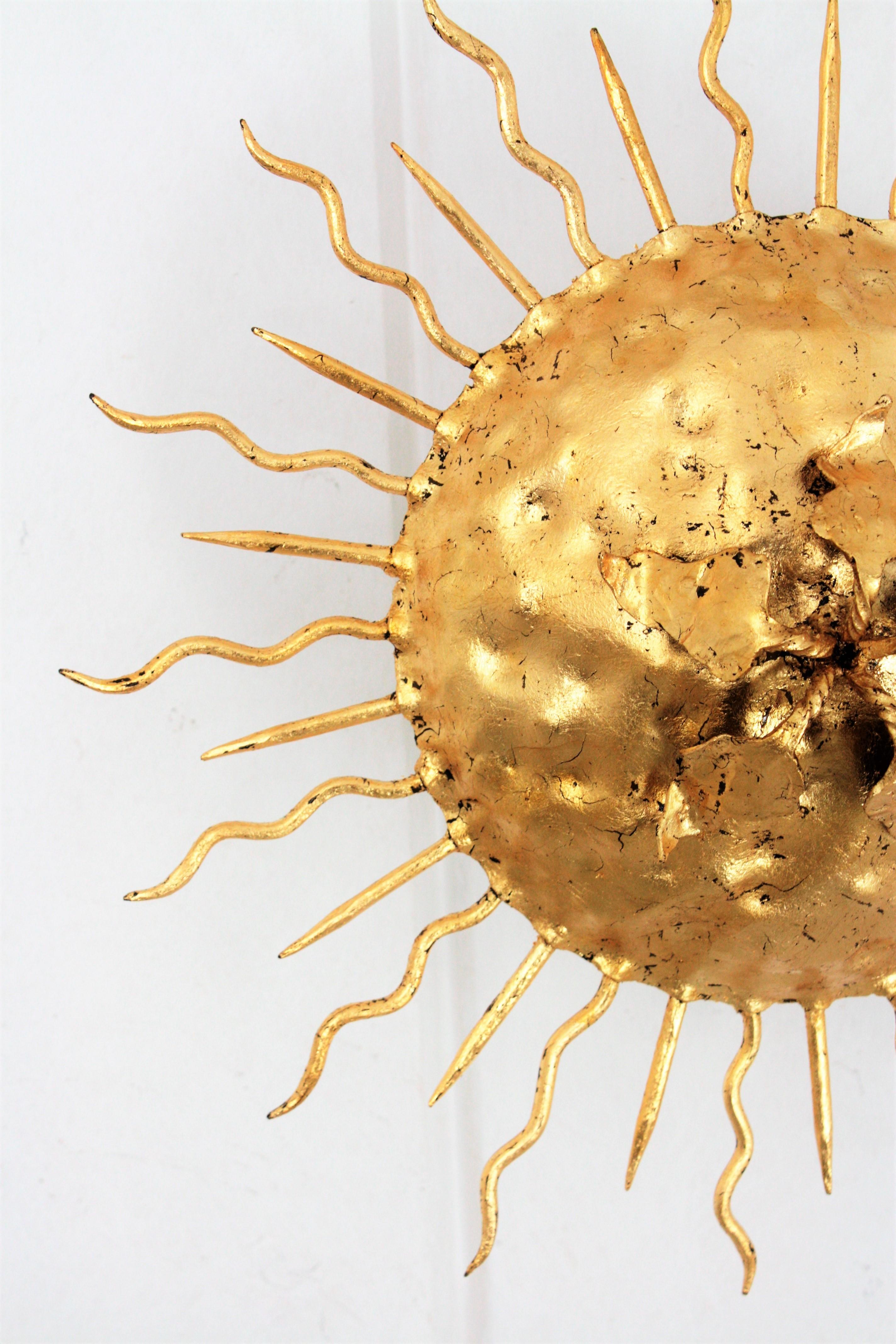 Luminaire brutaliste Sunburst en fer doré avec motif de fleur en vente 1
