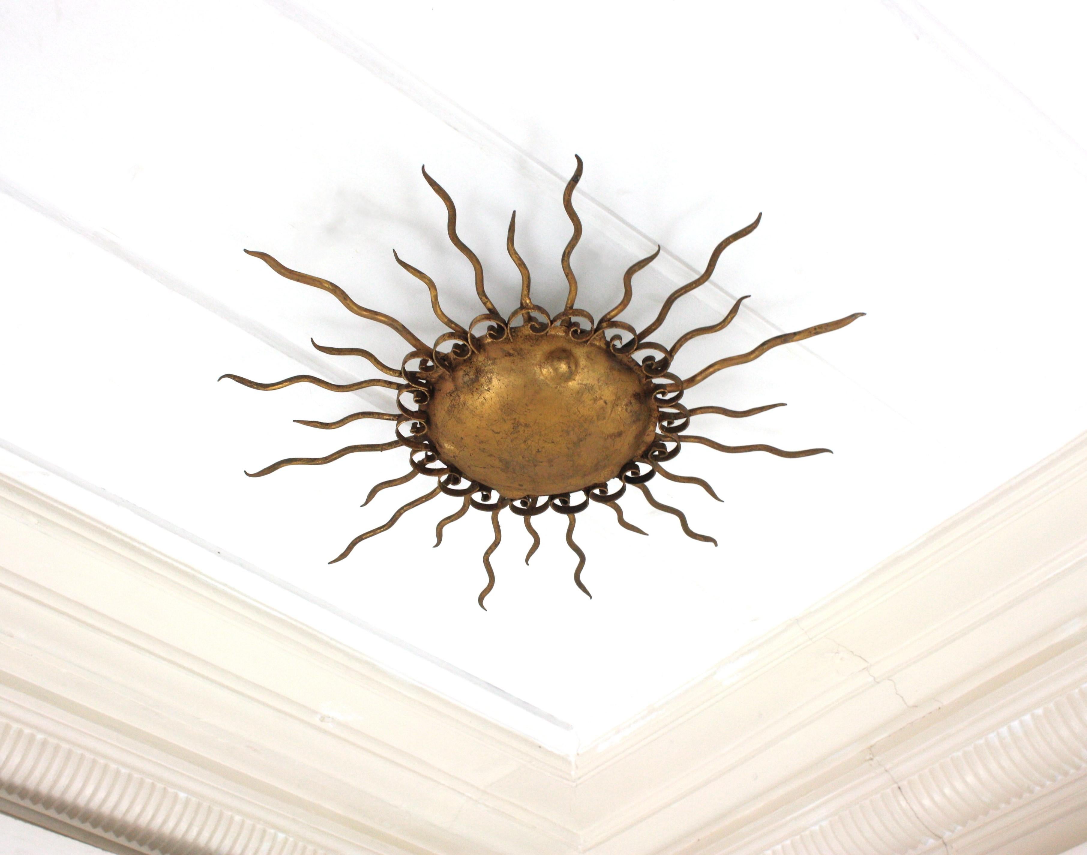 Lámpara española Brutalista de Hierro Dorado Forjado, años 50 en venta 4