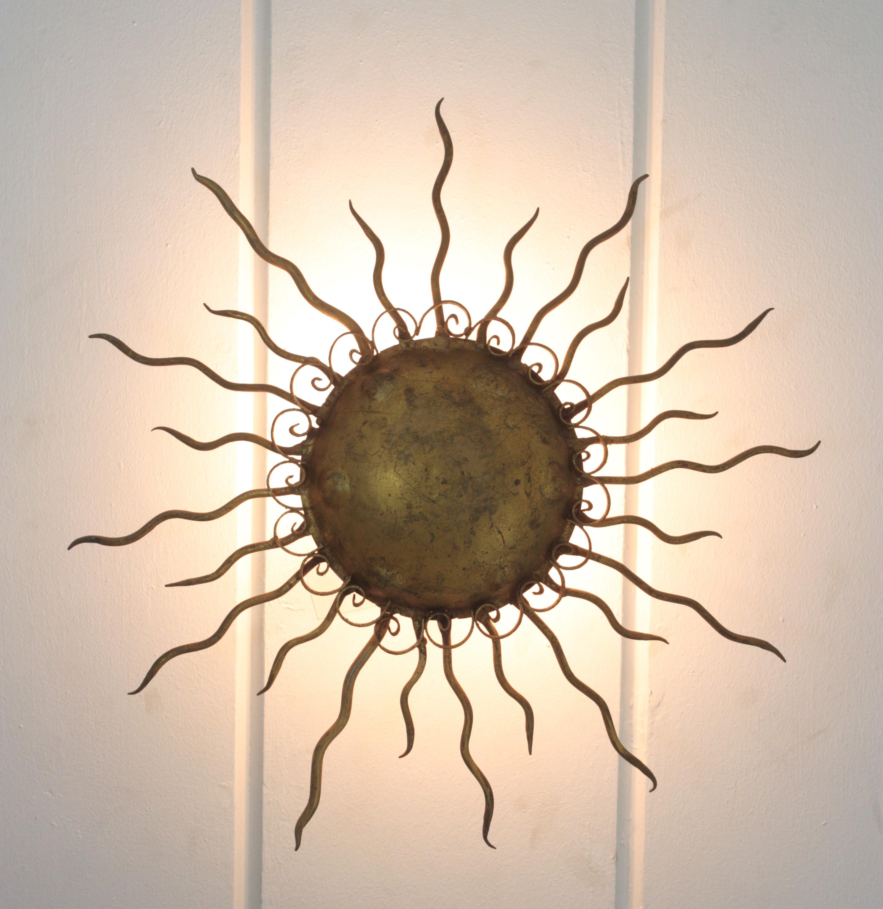 Lámpara española Brutalista de Hierro Dorado Forjado, años 50 en venta 8