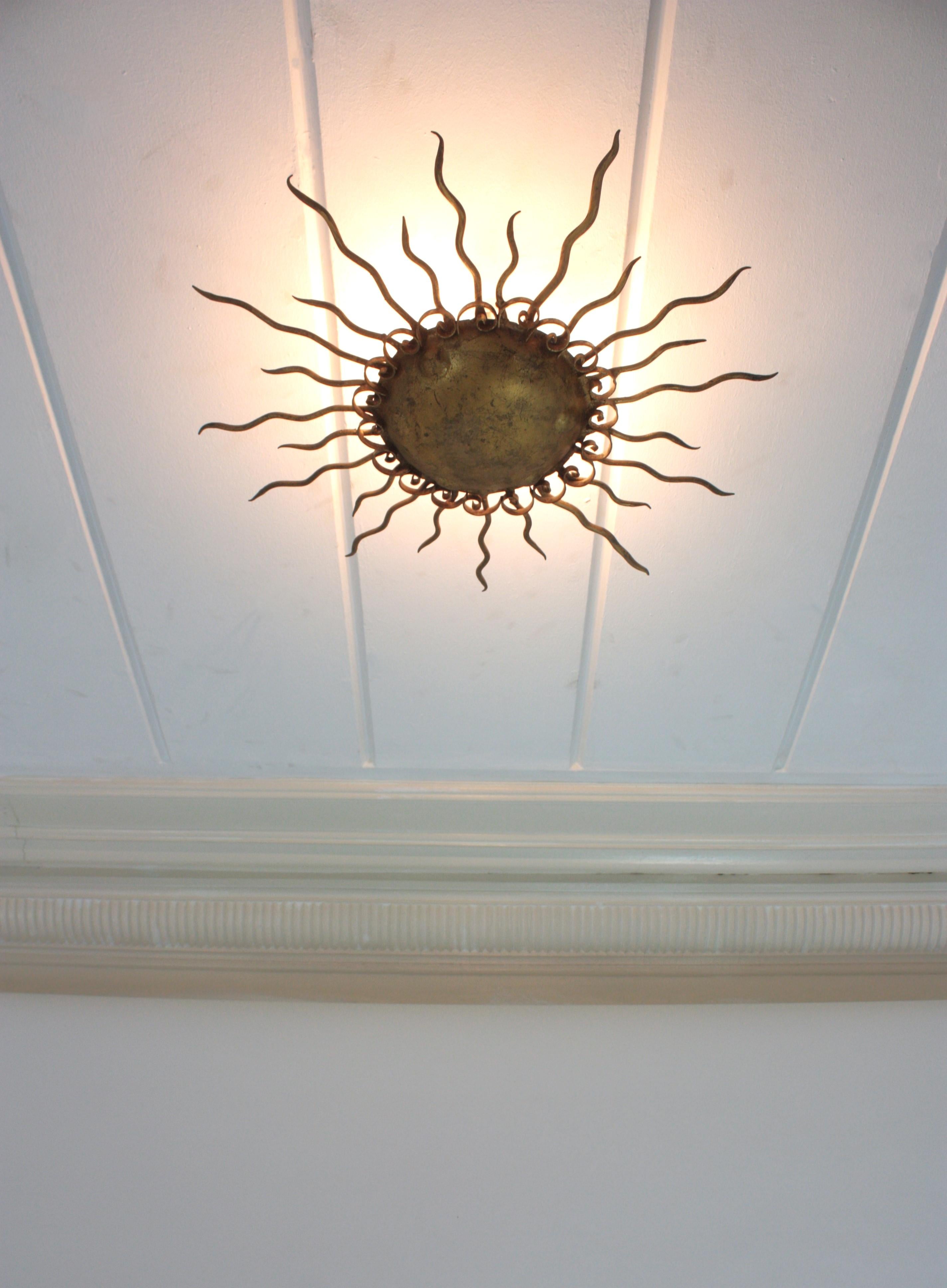 Lámpara española Brutalista de Hierro Dorado Forjado, años 50 en venta 9