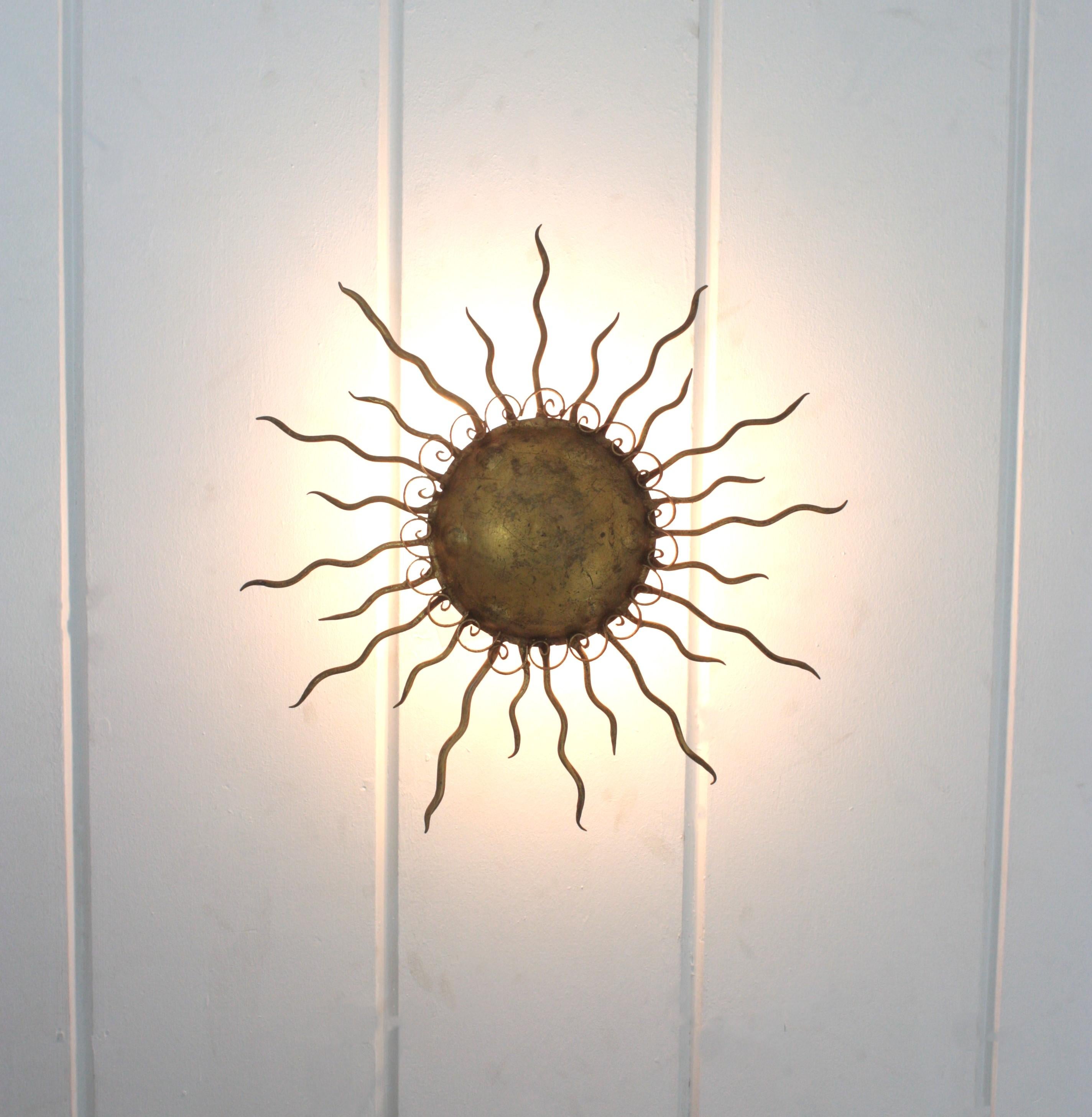 Lámpara española Brutalista de Hierro Dorado Forjado, años 50 en venta 10