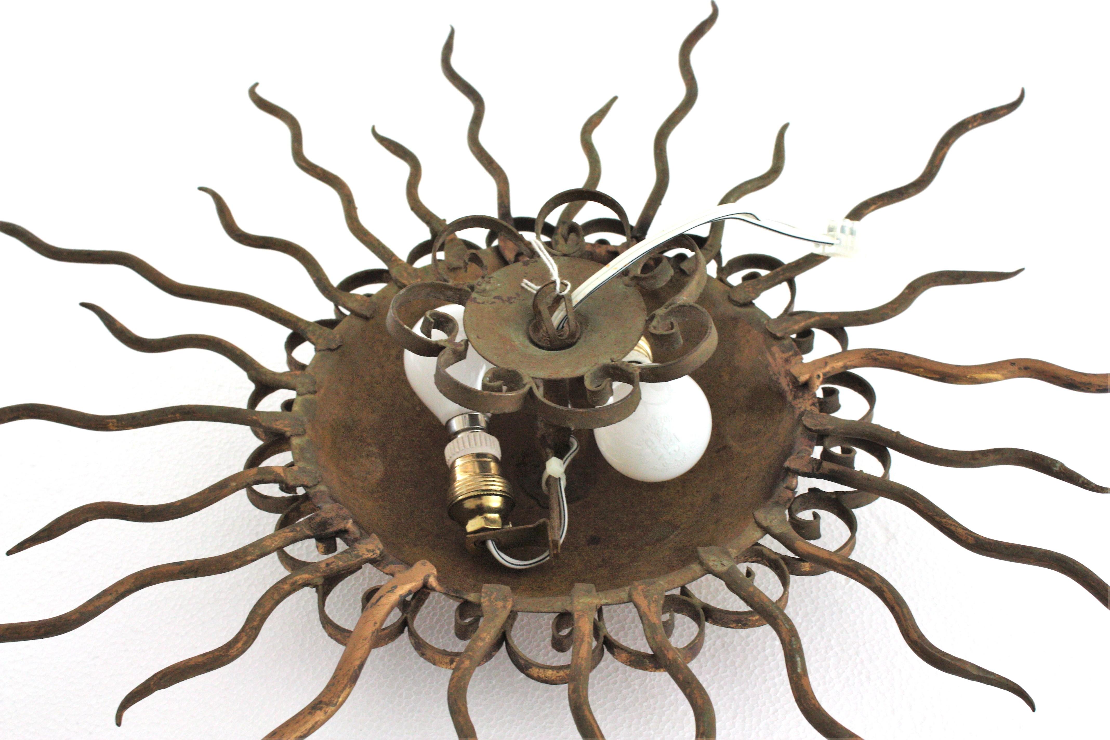 Lámpara española Brutalista de Hierro Dorado Forjado, años 50 en venta 11