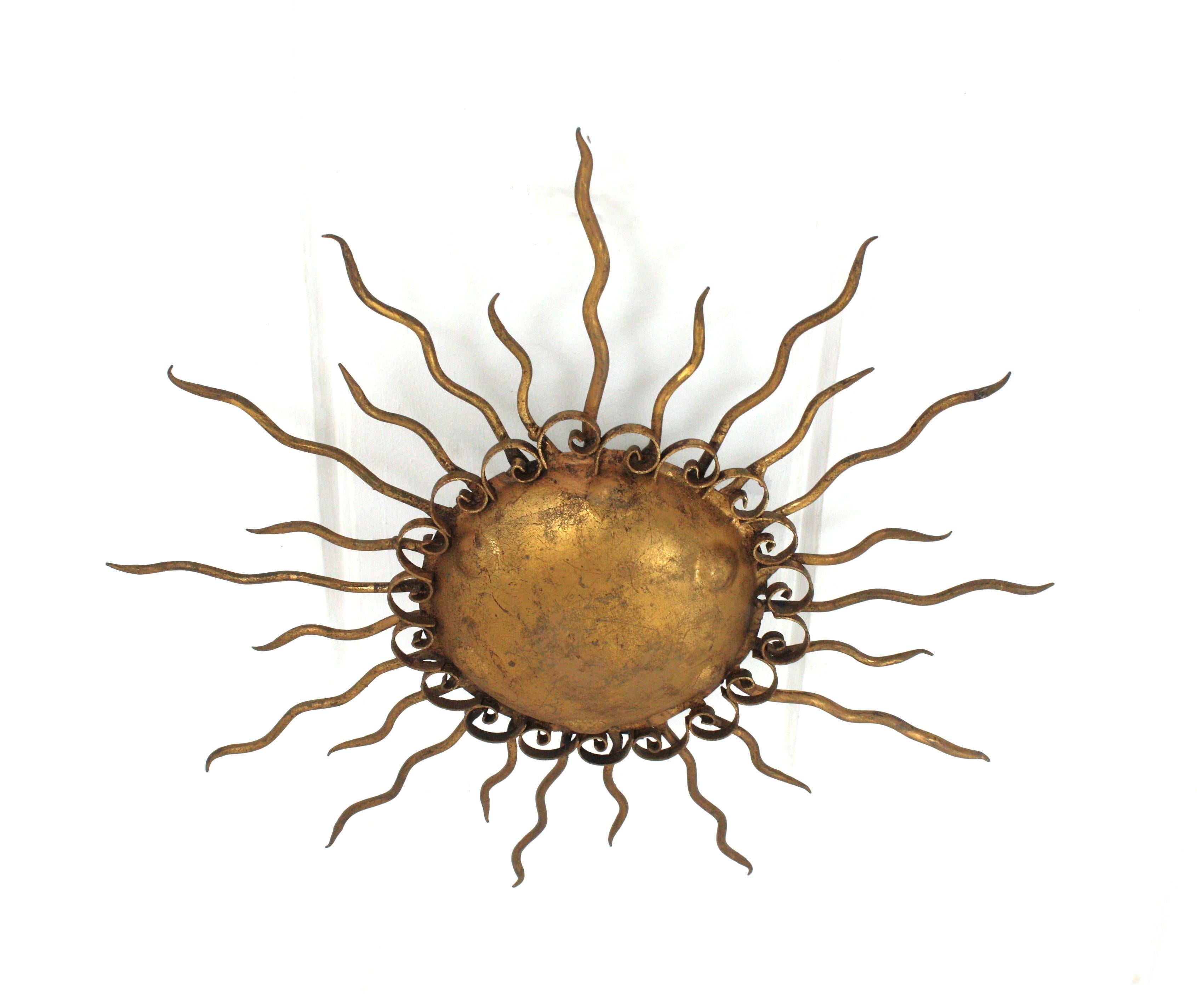 Lámpara de techo Sunburst de hierro dorado, España Años 50
Lámpara de techo empotrable de hierro dorado con pan de oro del periodo Brutalista.
Esta pieza se fabricó totalmente a mano en hierro martillado artesanalmente. Ricamente decorada con
