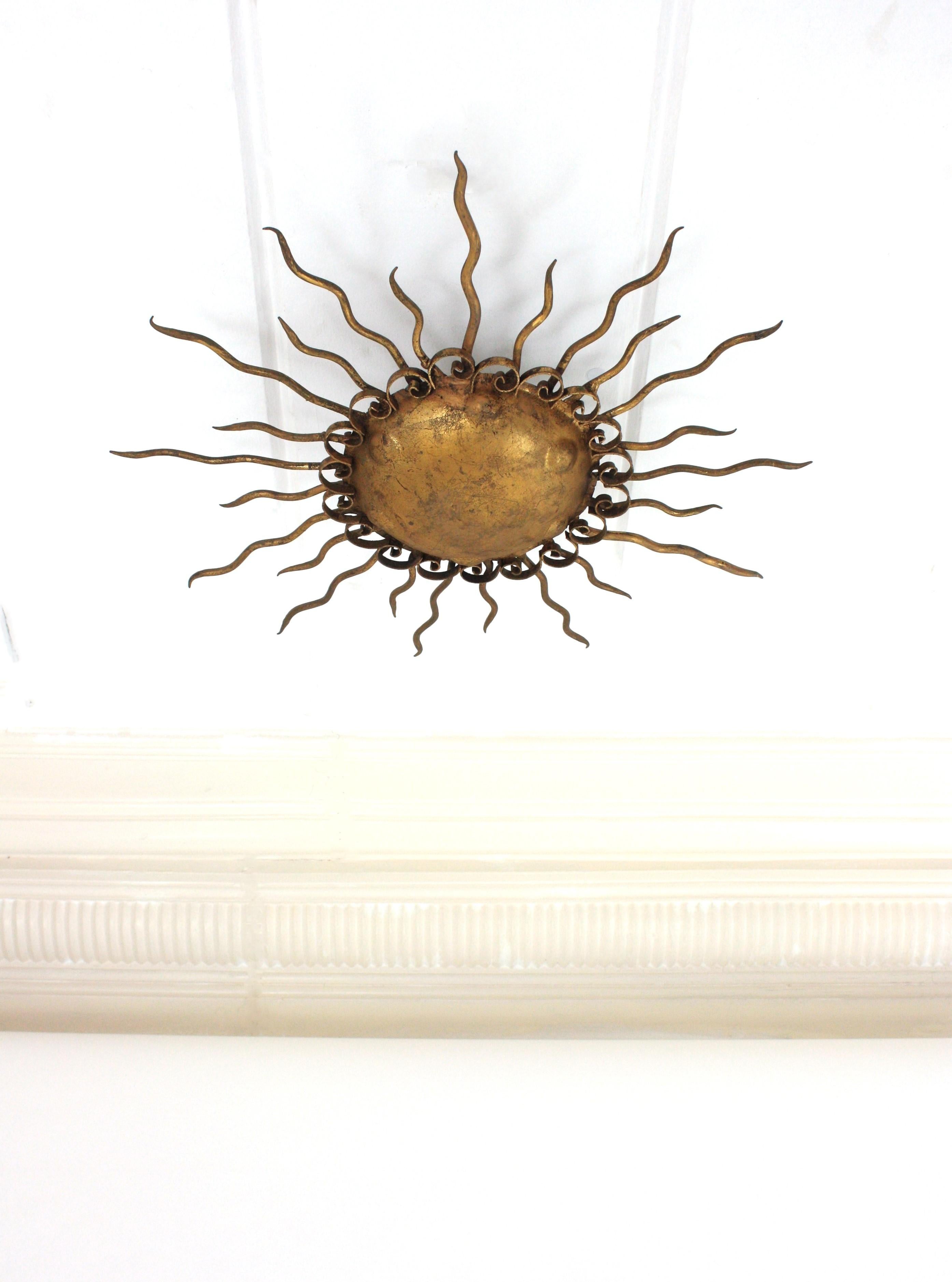 Lámpara española Brutalista de Hierro Dorado Forjado, años 50 Español en venta