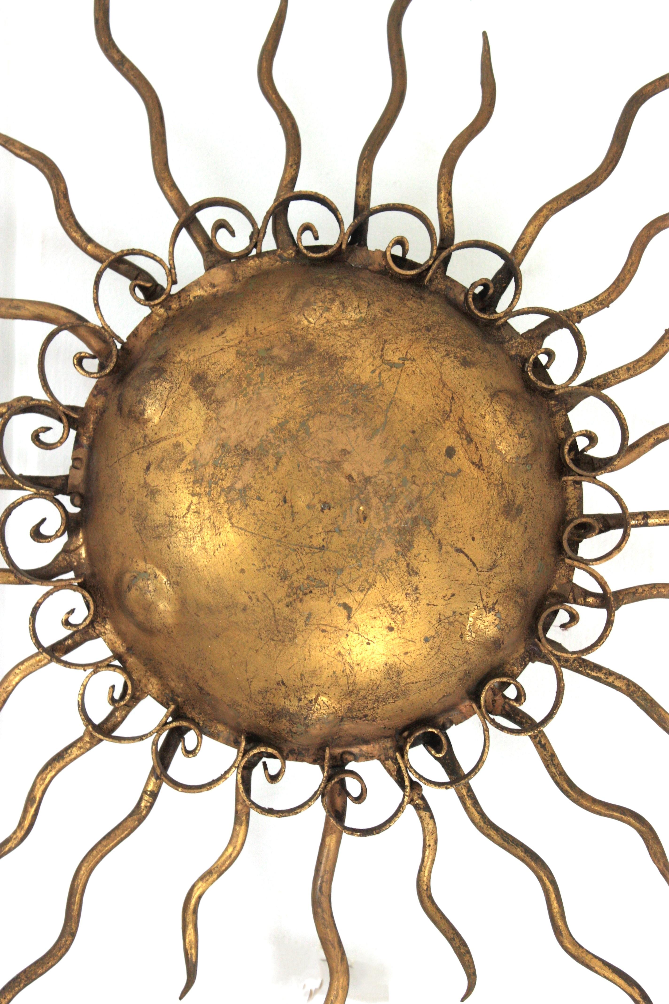 Lámpara española Brutalista de Hierro Dorado Forjado, años 50 en Bueno estado para la venta en Barcelona, ES