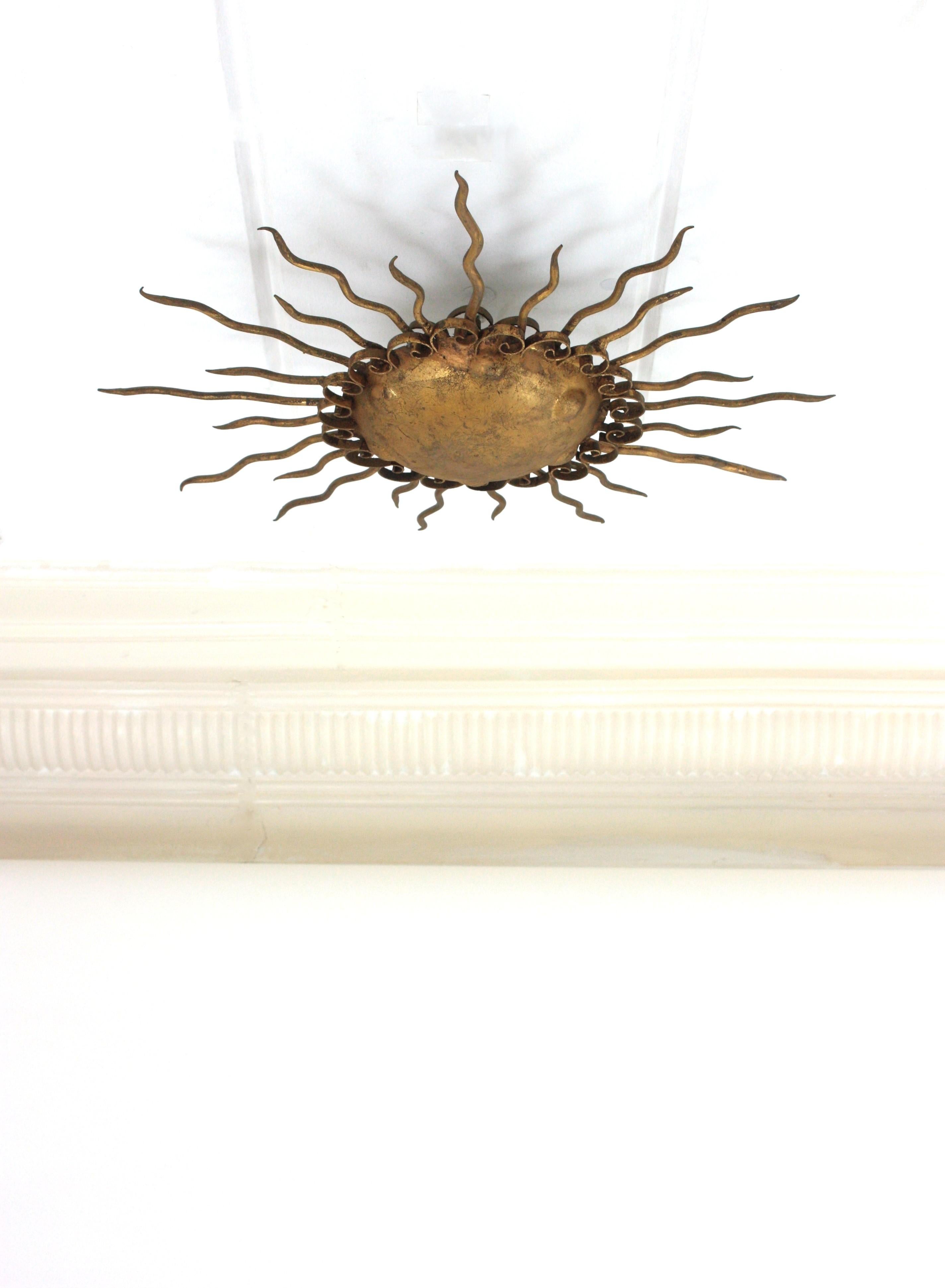 Lámpara española Brutalista de Hierro Dorado Forjado, años 50 siglo XX en venta