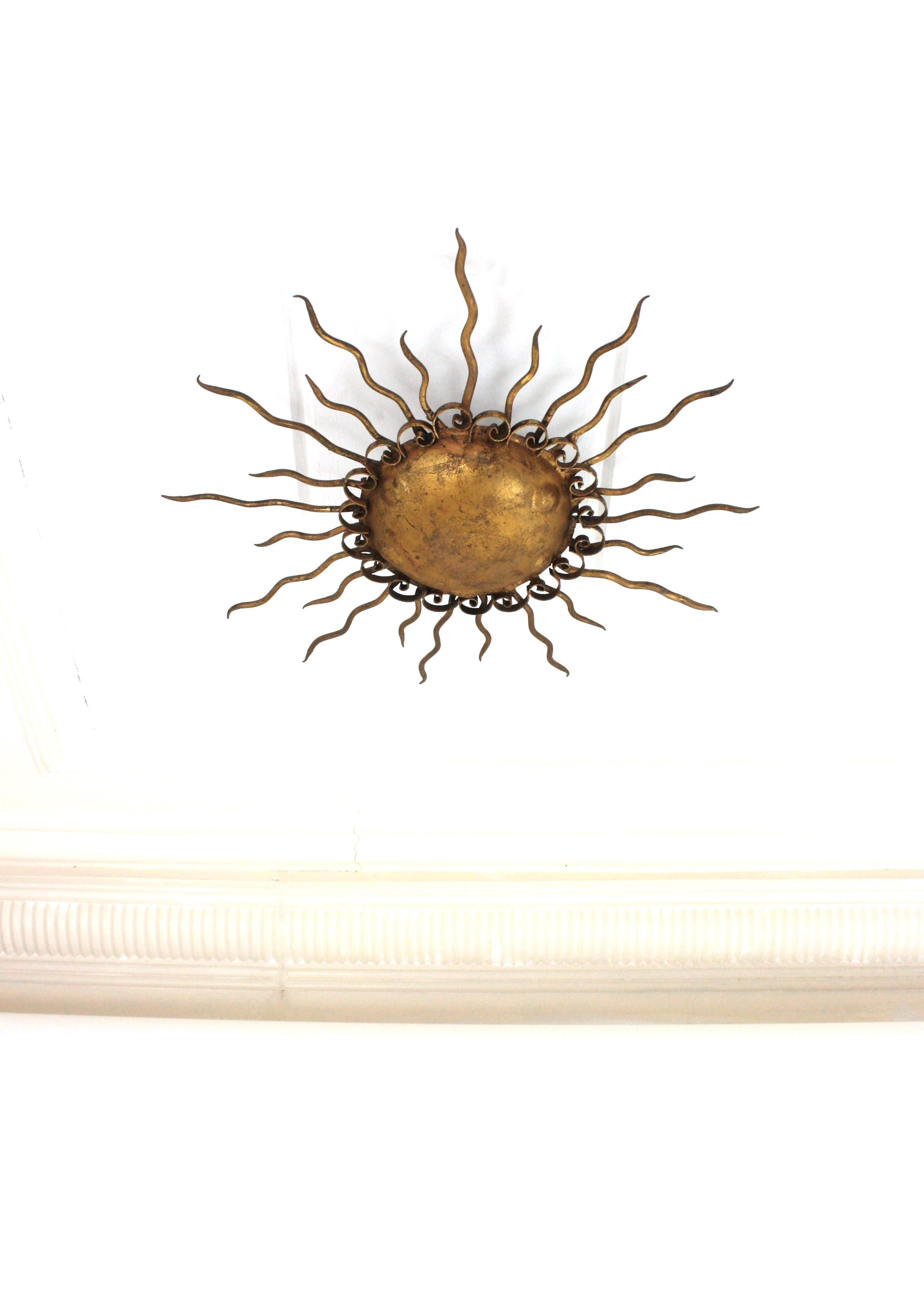 Lámpara española Brutalista de Hierro Dorado Forjado, años 50 Metal en venta