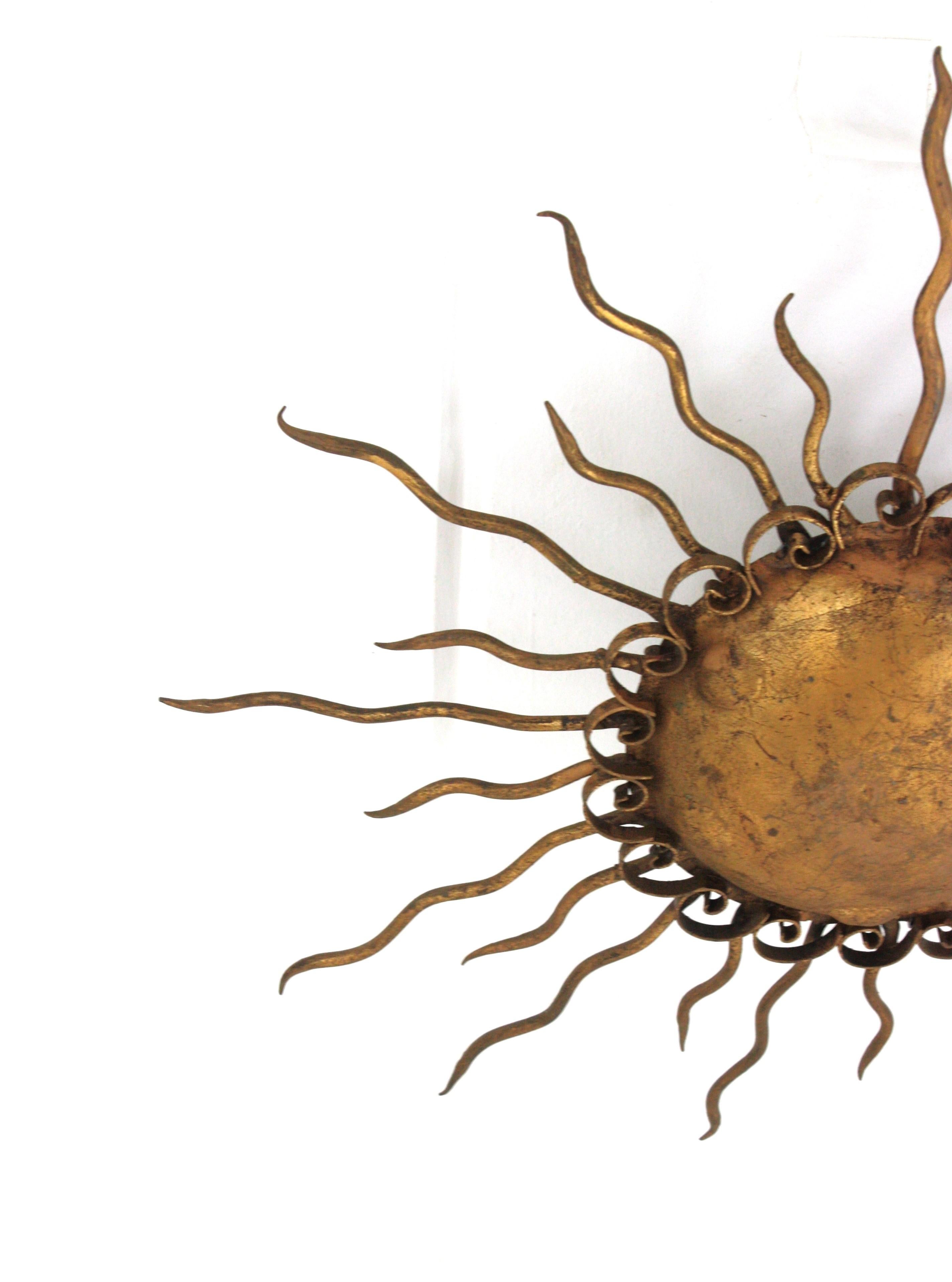 Lámpara española Brutalista de Hierro Dorado Forjado, años 50 en venta 1