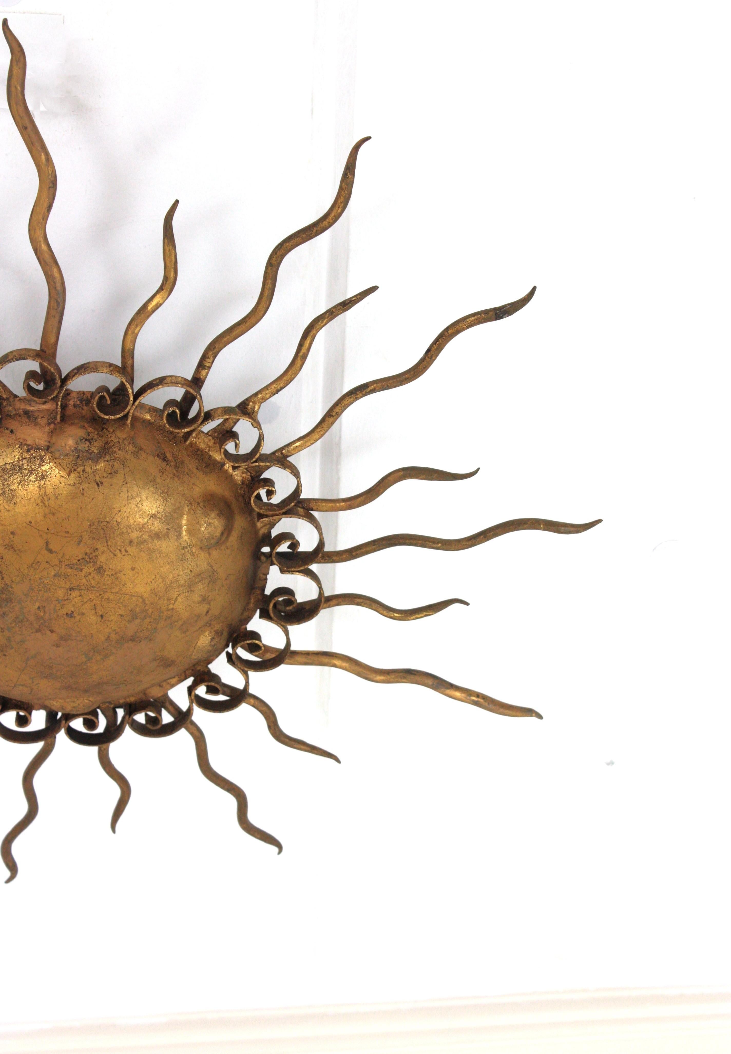 Lámpara española Brutalista de Hierro Dorado Forjado, años 50 en venta 2