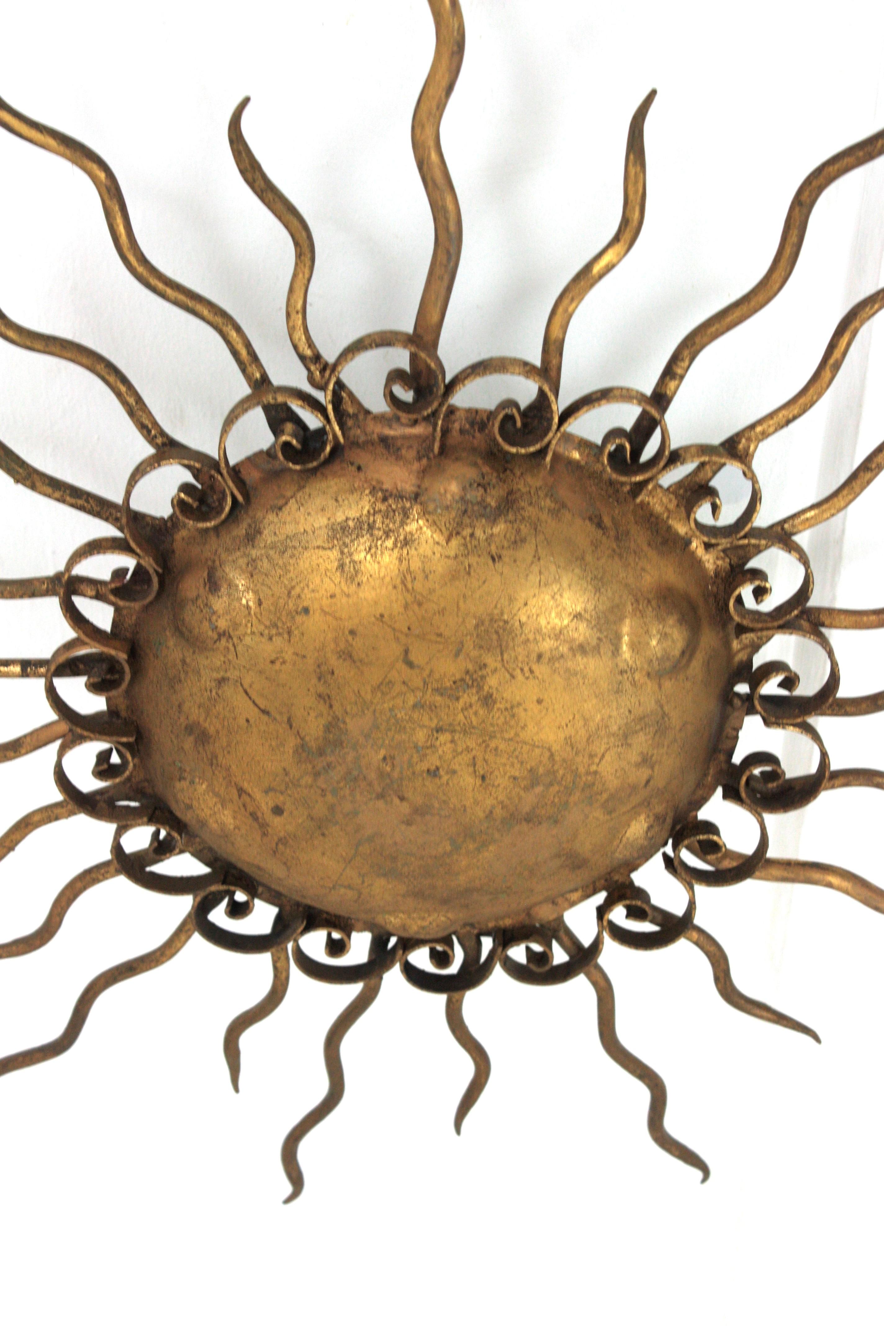 Lámpara española Brutalista de Hierro Dorado Forjado, años 50 en venta 3