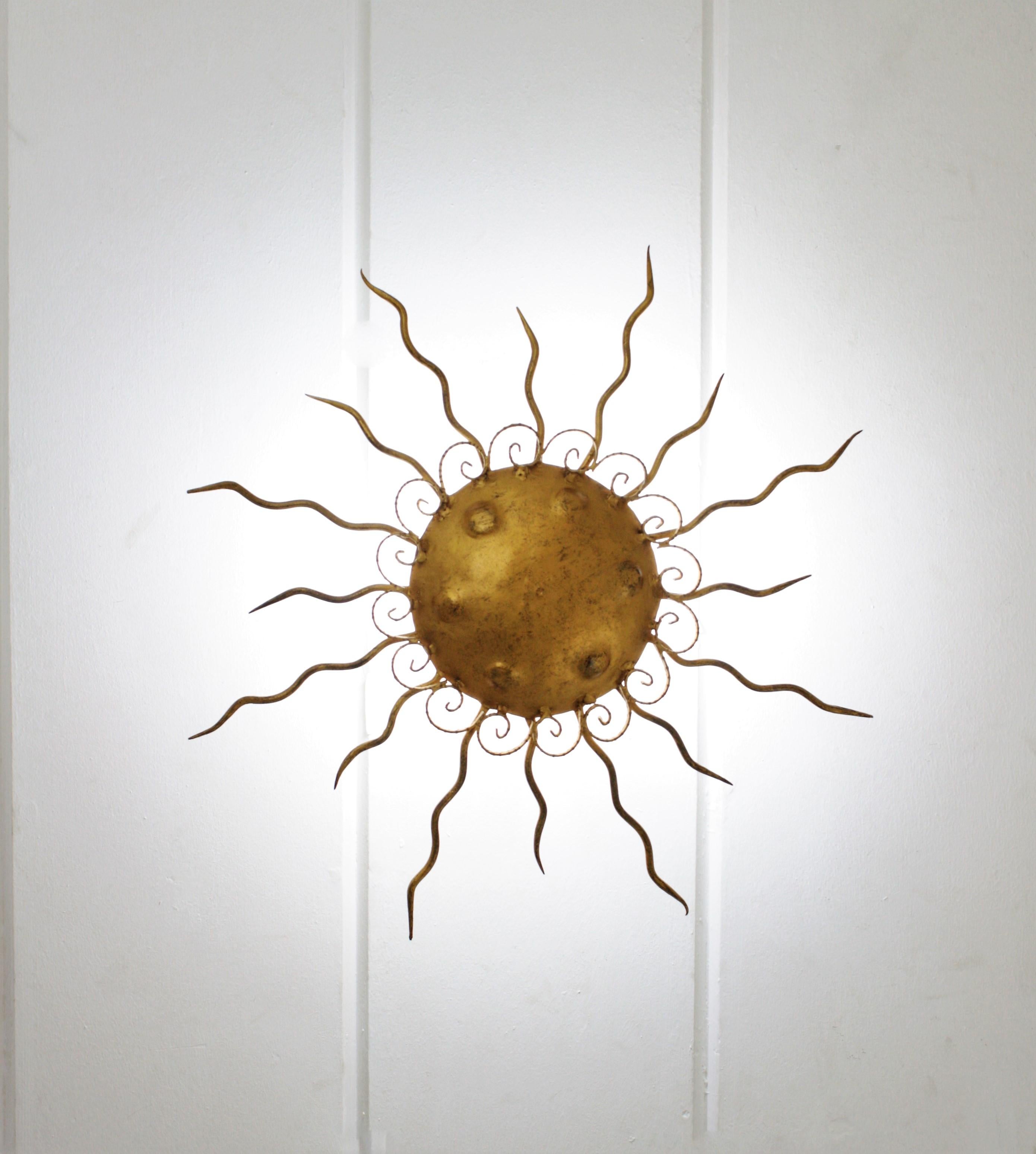 Spanische brutalistische Sunburst-Leuchte aus geschmiedetem, vergoldetem Eisen im Angebot 2