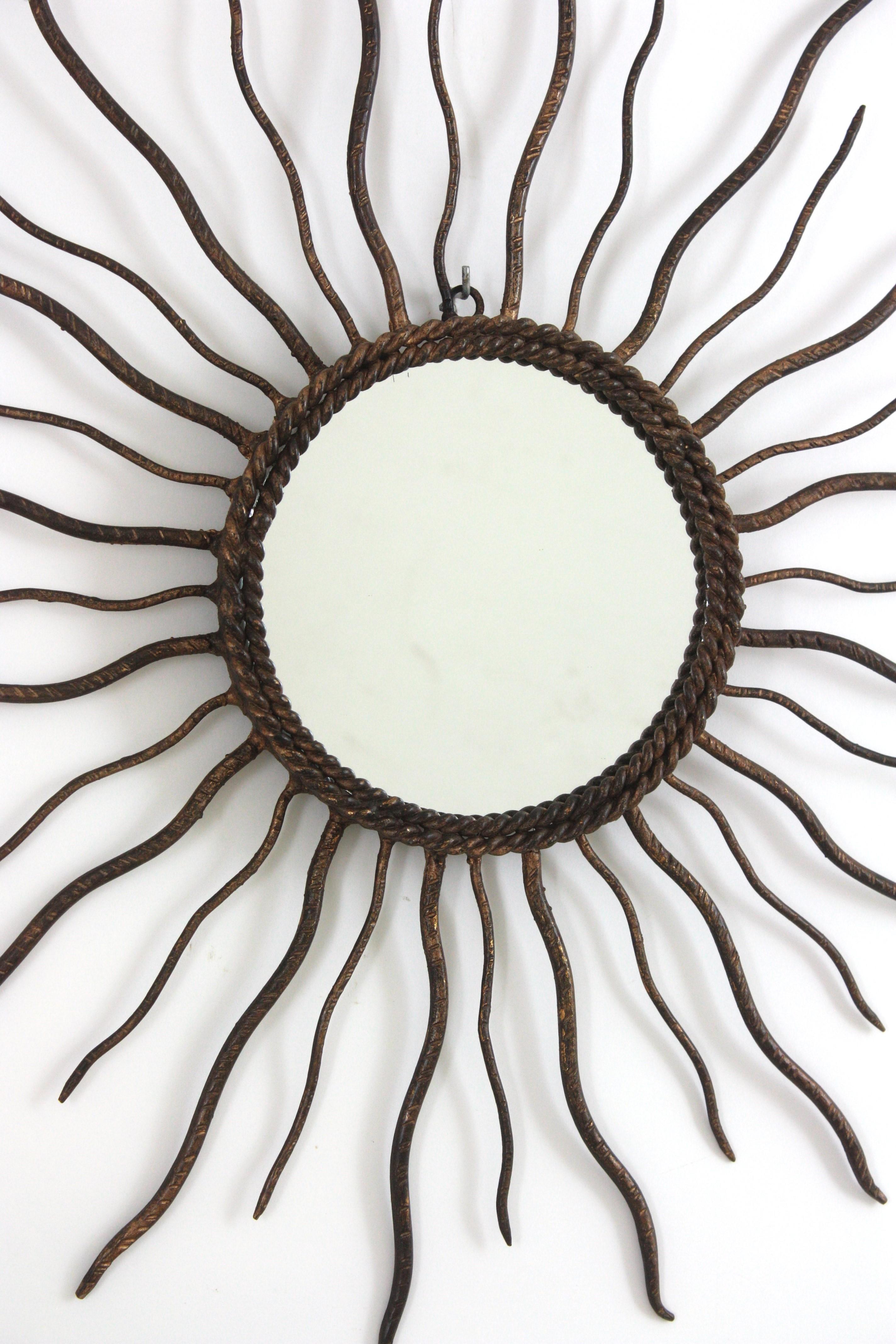 Spanish Brutalist Sunburst Mirror in Parcel Gilt Iron, 1950s In Good Condition For Sale In Barcelona, ES