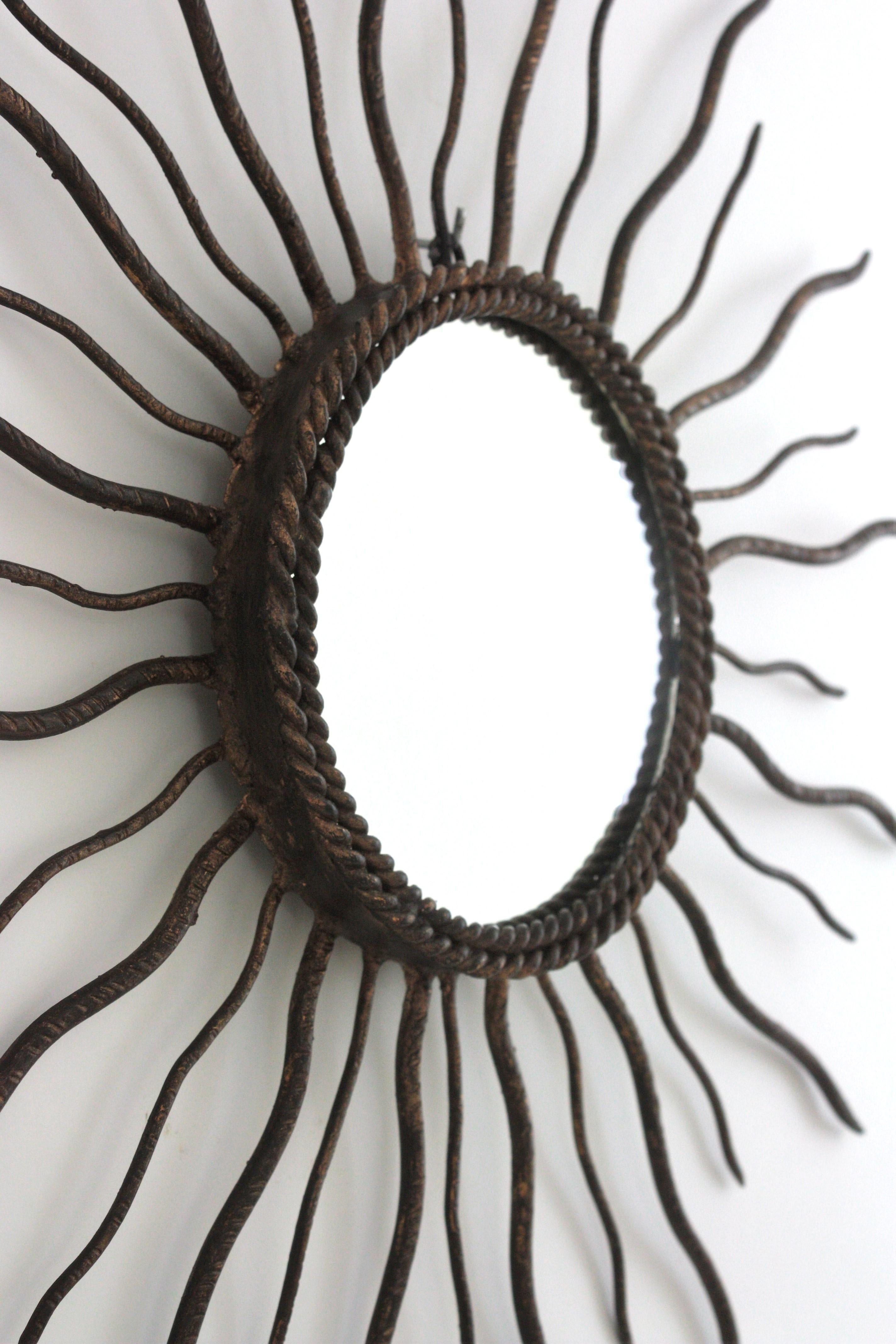 Spanish Brutalist Sunburst Mirror in Parcel Gilt Iron, 1950s For Sale 1