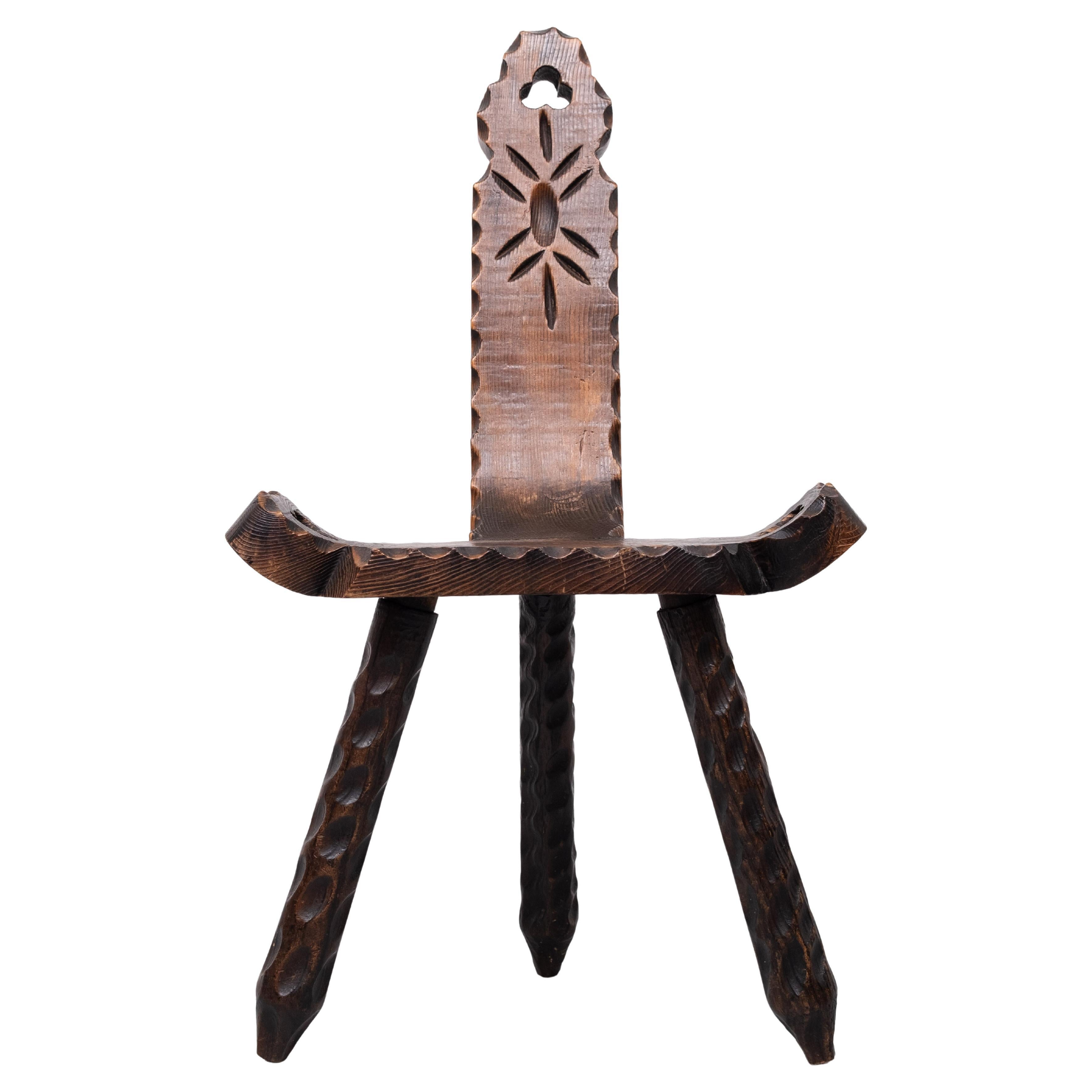 Chaise d'appoint espagnole brutaliste à 3 pieds  1950s . Très belle chaleur 
Couleur marron . 