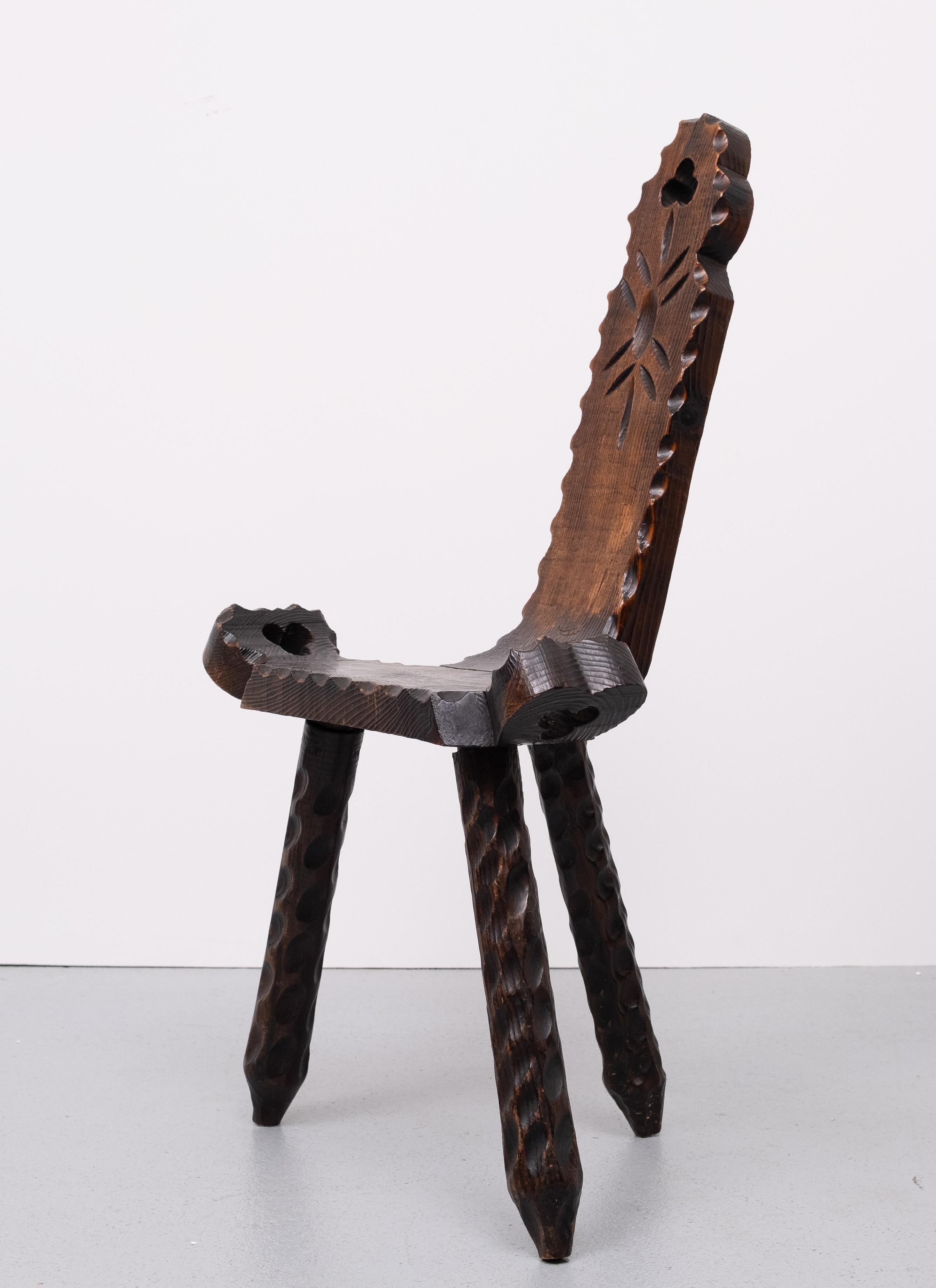 Brutalisme Chaise d'appoint espagnole brutaliste à trois pieds  1950s