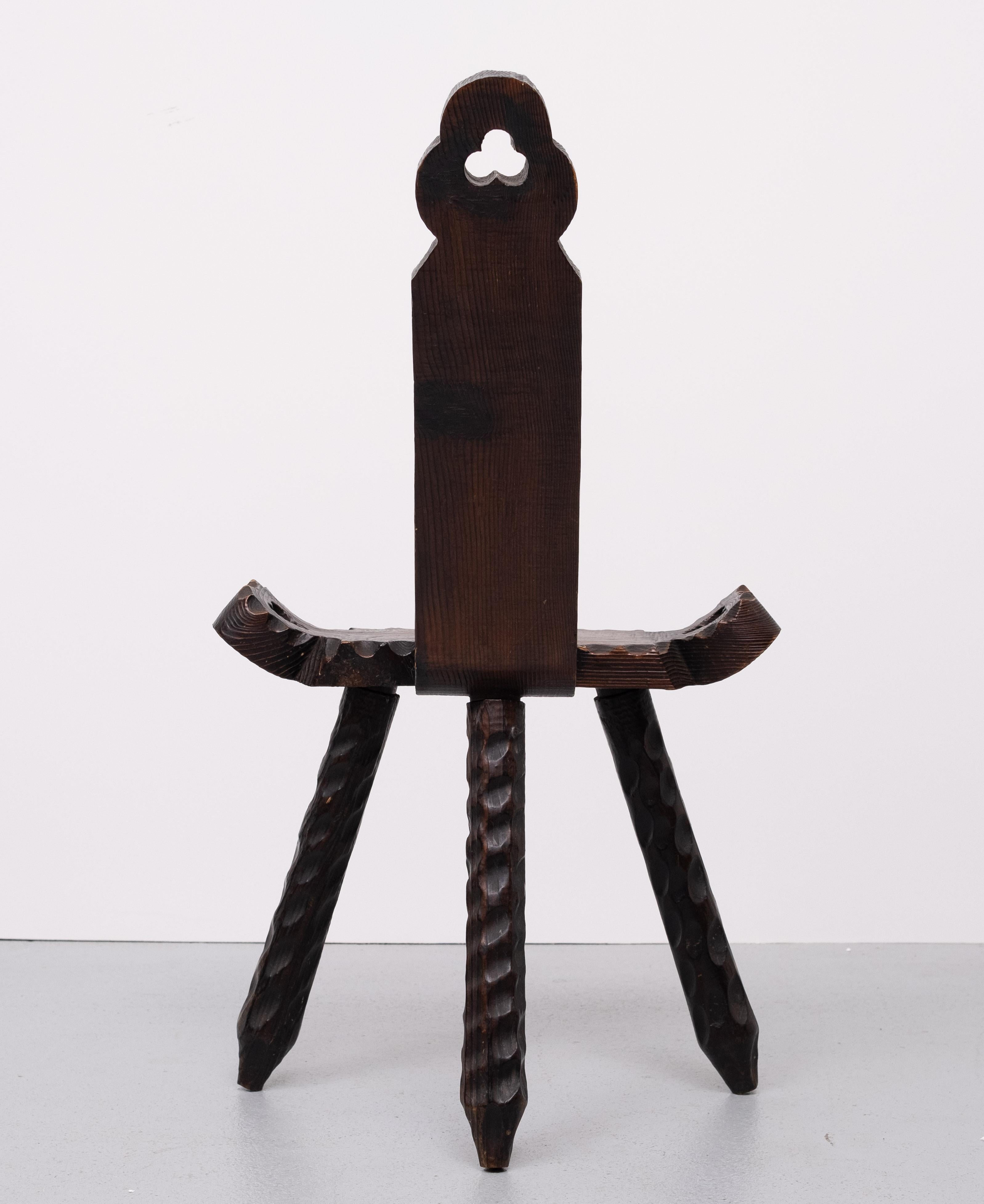 Bois Chaise d'appoint espagnole brutaliste à trois pieds  1950s
