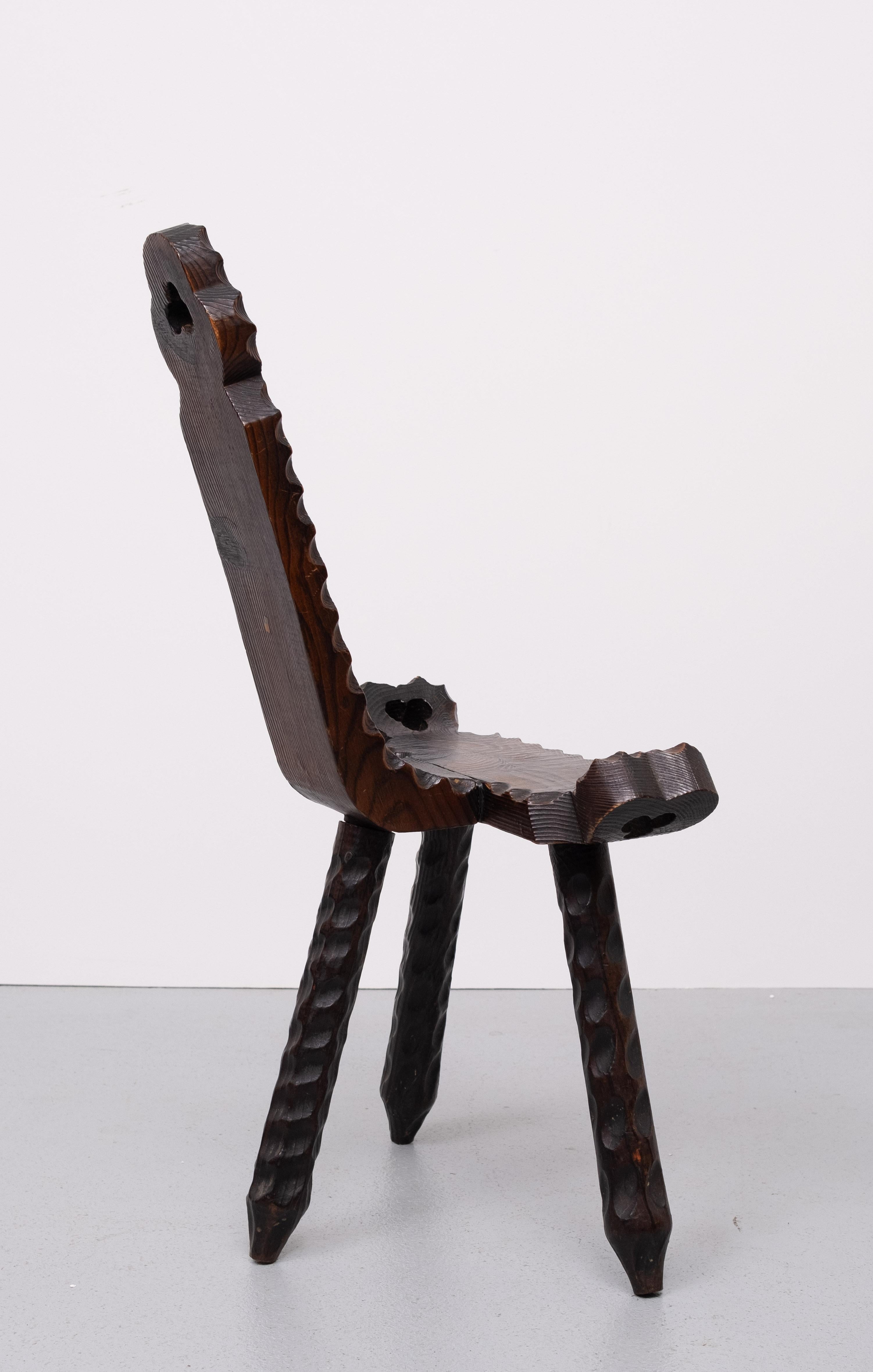 Chaise d'appoint espagnole brutaliste à trois pieds  1950s 1