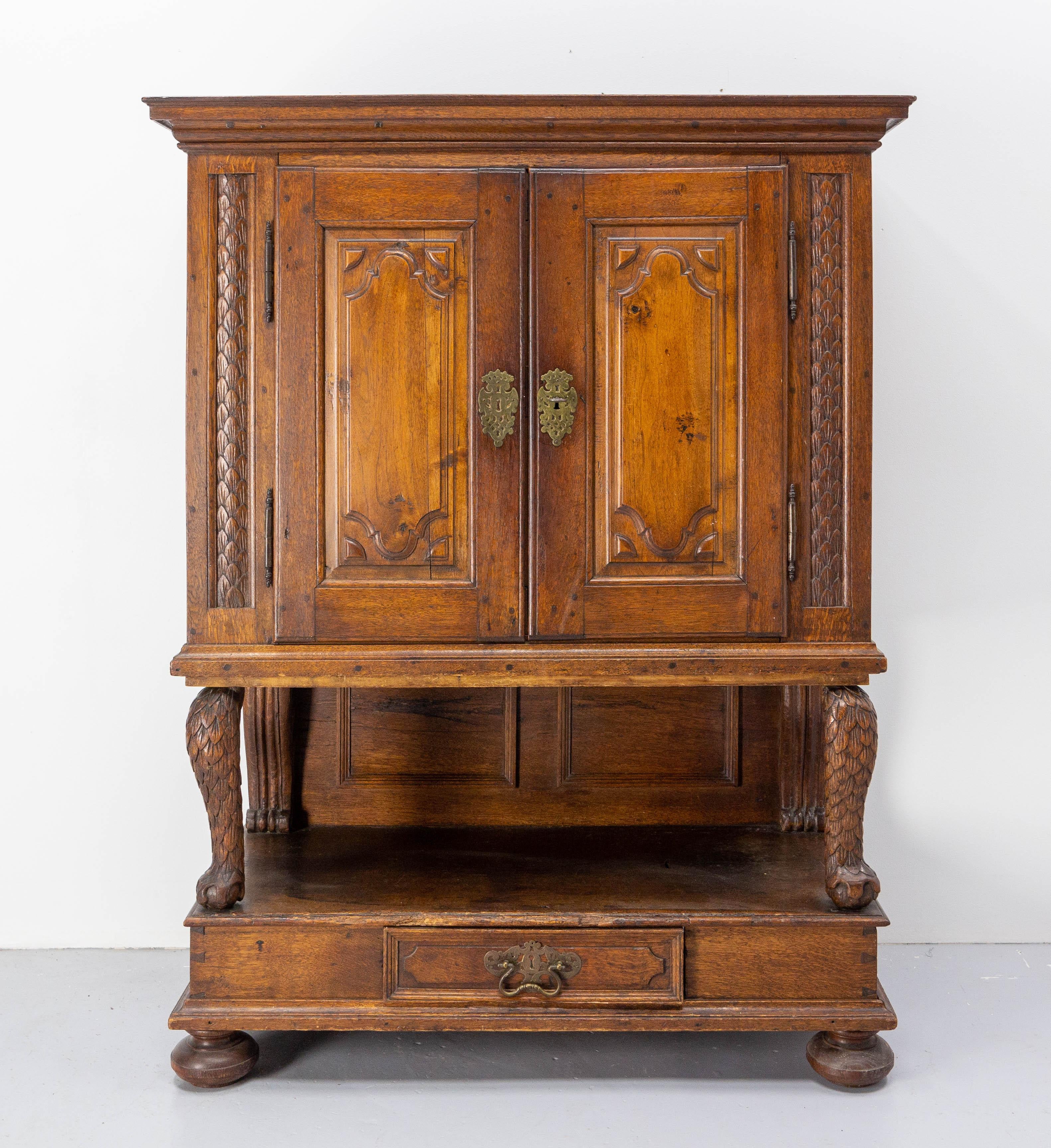 Spanish buffet double sideboard with two doors and one drawer, made in the 18th century
Solid oak with minors parts of fruitwood
Remarkable lion’s legs with scales between the two sides of the buffet.
One of a kind
Furniture in two