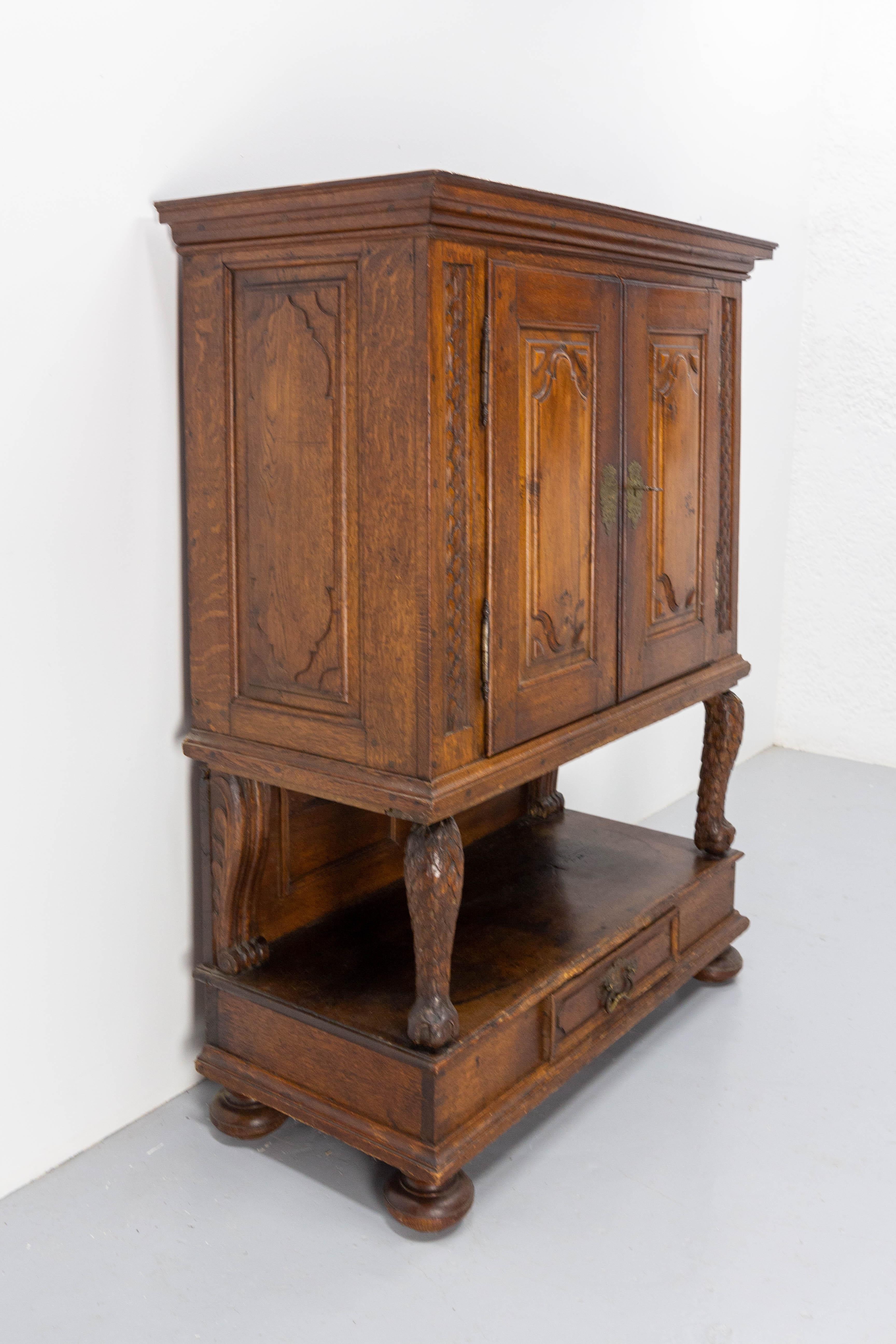 Spanish Buffet Credenza  Double Sideboard Oak Lion Paws, 18th Century In Good Condition For Sale In Labrit, Landes